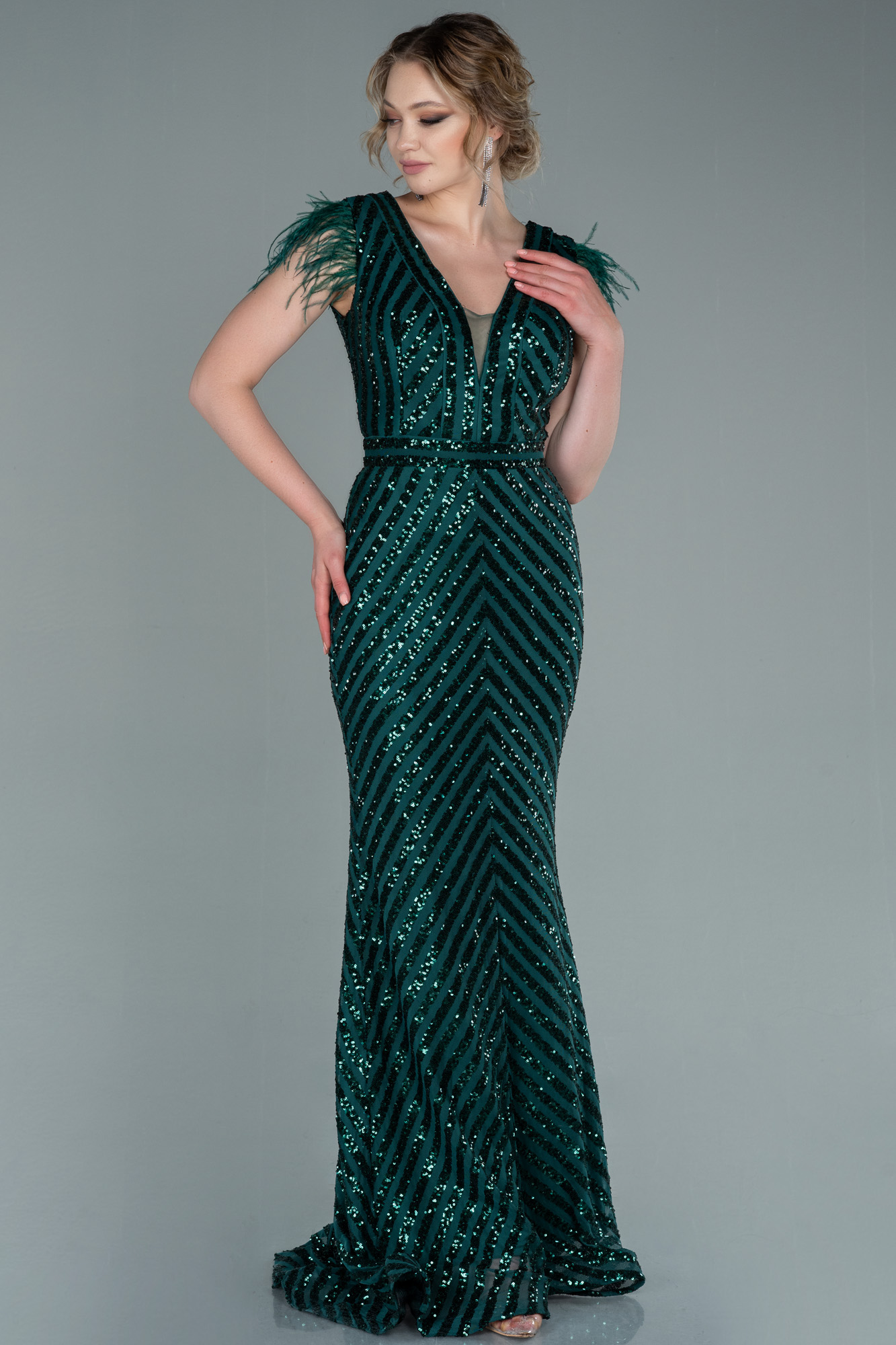 Zümrüt Yeşili Uzun Pul İşlemeli Otrişli Abiye Elbise ABU881