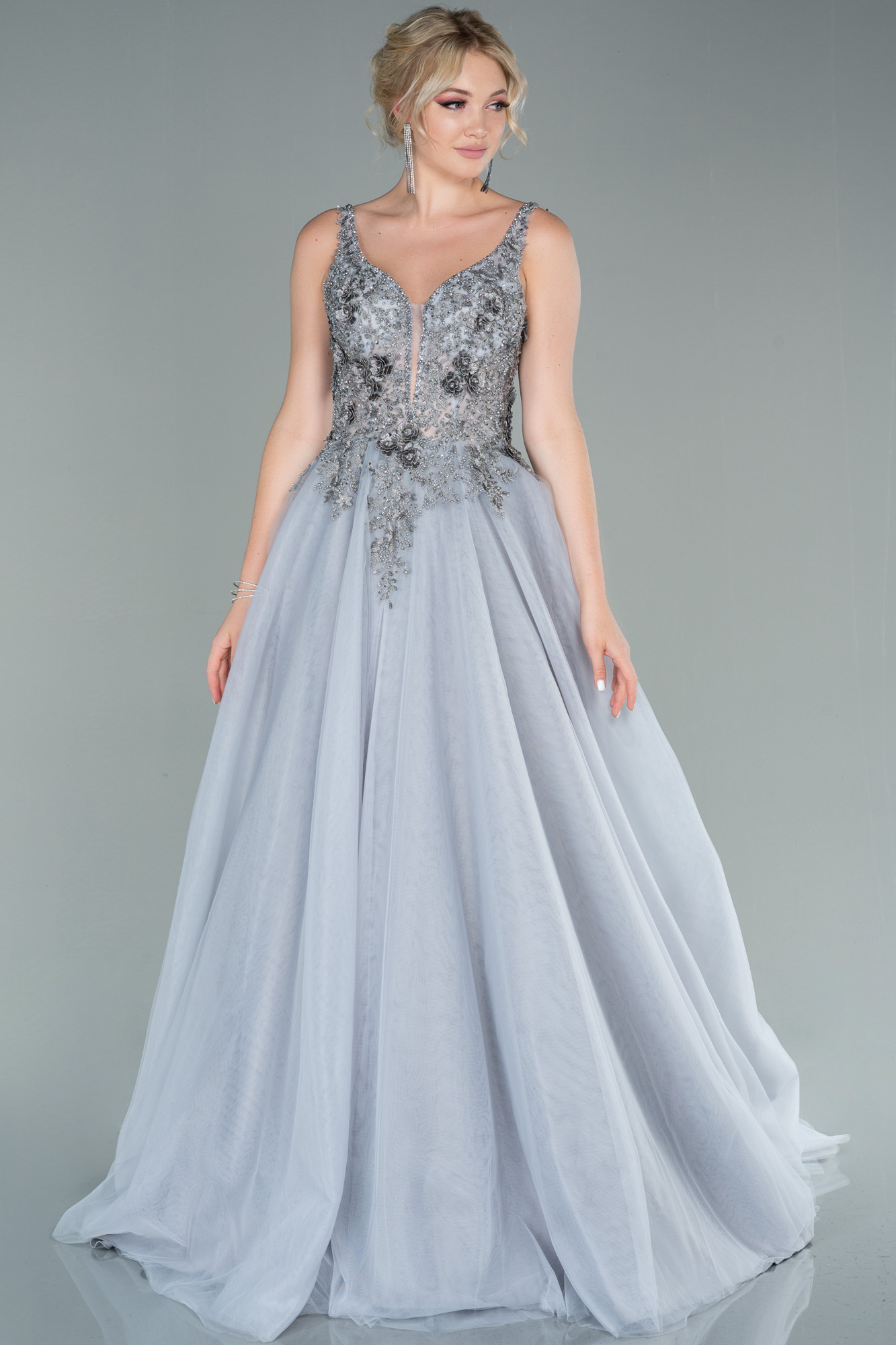 Gri Boncuk İşlemeli Sırt Dekolteli Özel Tasarım Abiye ABU2091