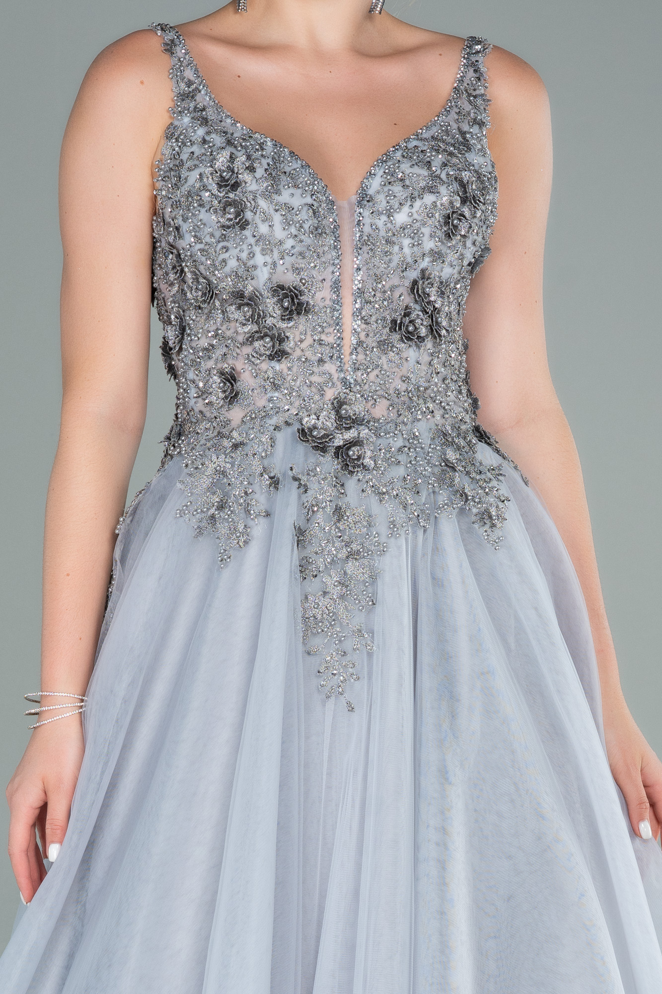 Gri Boncuk İşlemeli Sırt Dekolteli Özel Tasarım Abiye ABU2091 - Görsel 3