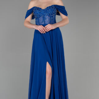 Saks Mavi İşlemeli Kayık Yaka Yırtmaçlı Uzun Şifon Abiye ABU3310