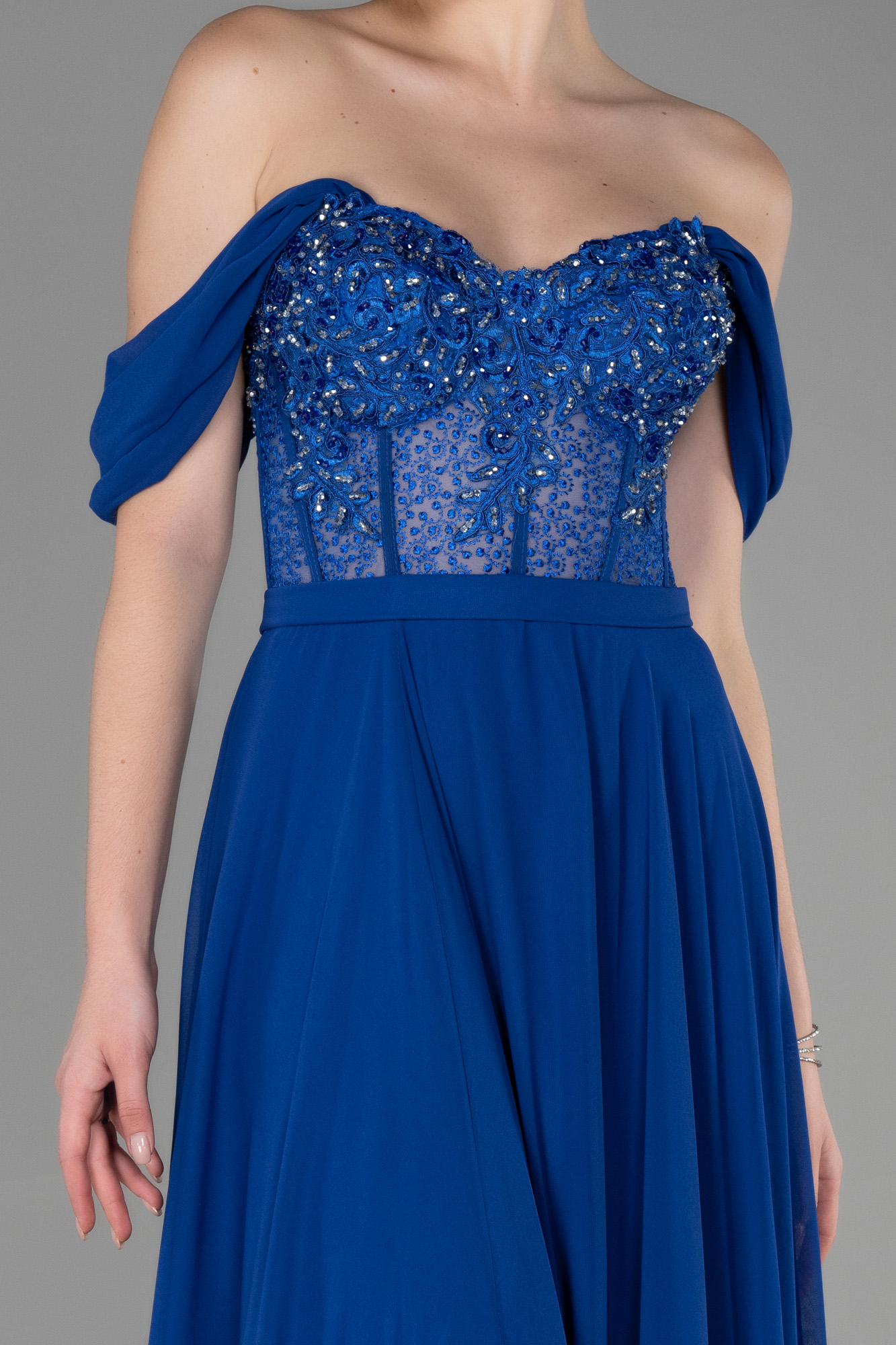 Saks Mavi İşlemeli Kayık Yaka Yırtmaçlı Uzun Şifon Abiye ABU3310 - Görsel 3