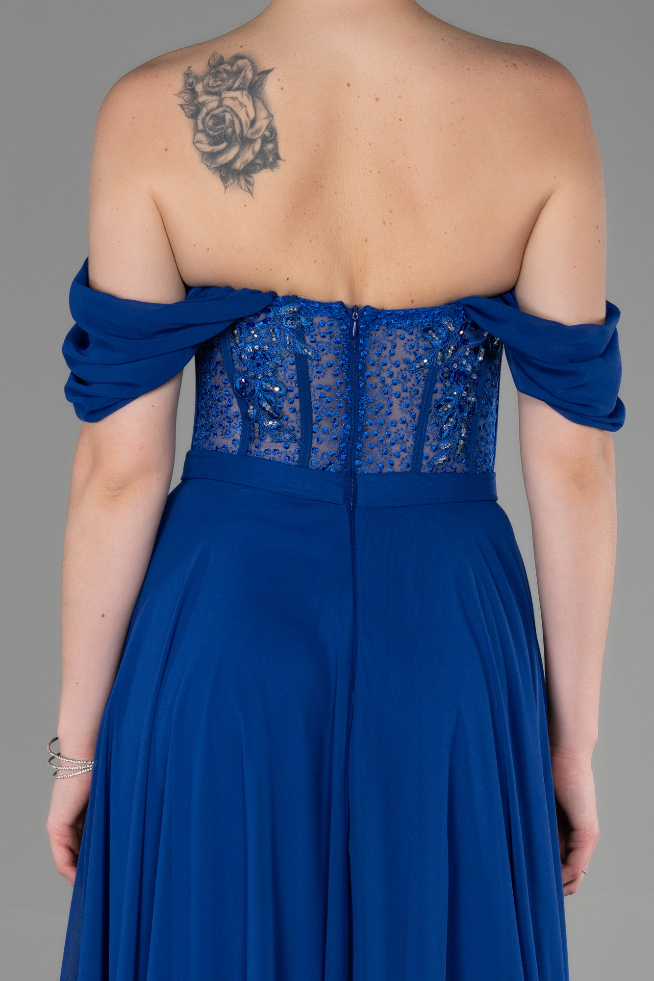 Saks Mavi İşlemeli Kayık Yaka Yırtmaçlı Uzun Şifon Abiye ABU3310 - Görsel 4