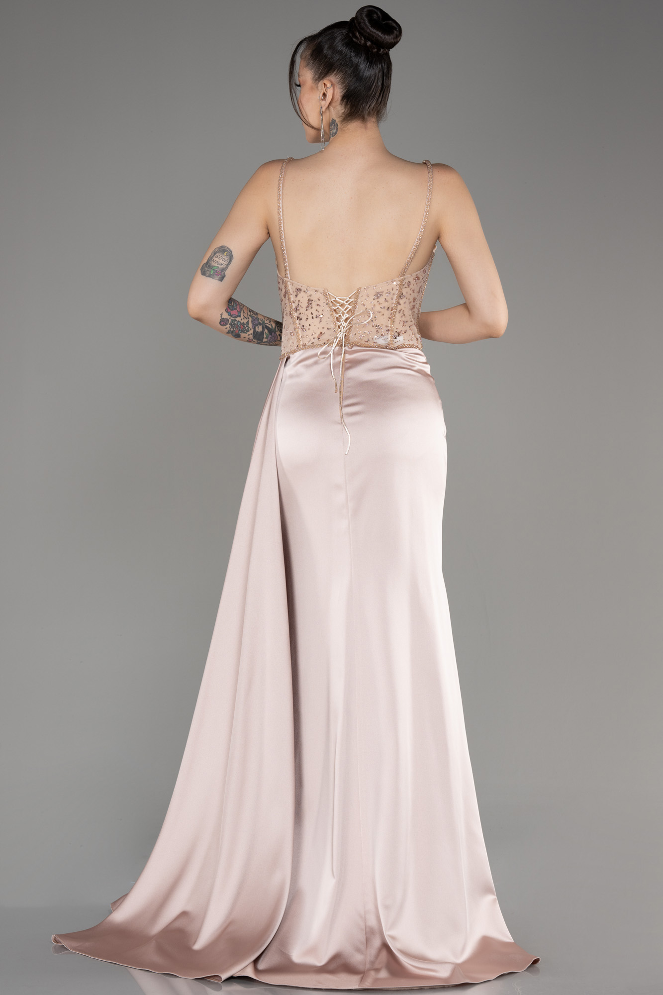 Bej Üstü İşlemeli Bacak Dekolteli Uzun Saten Abiye ABU3875 - Görsel 2