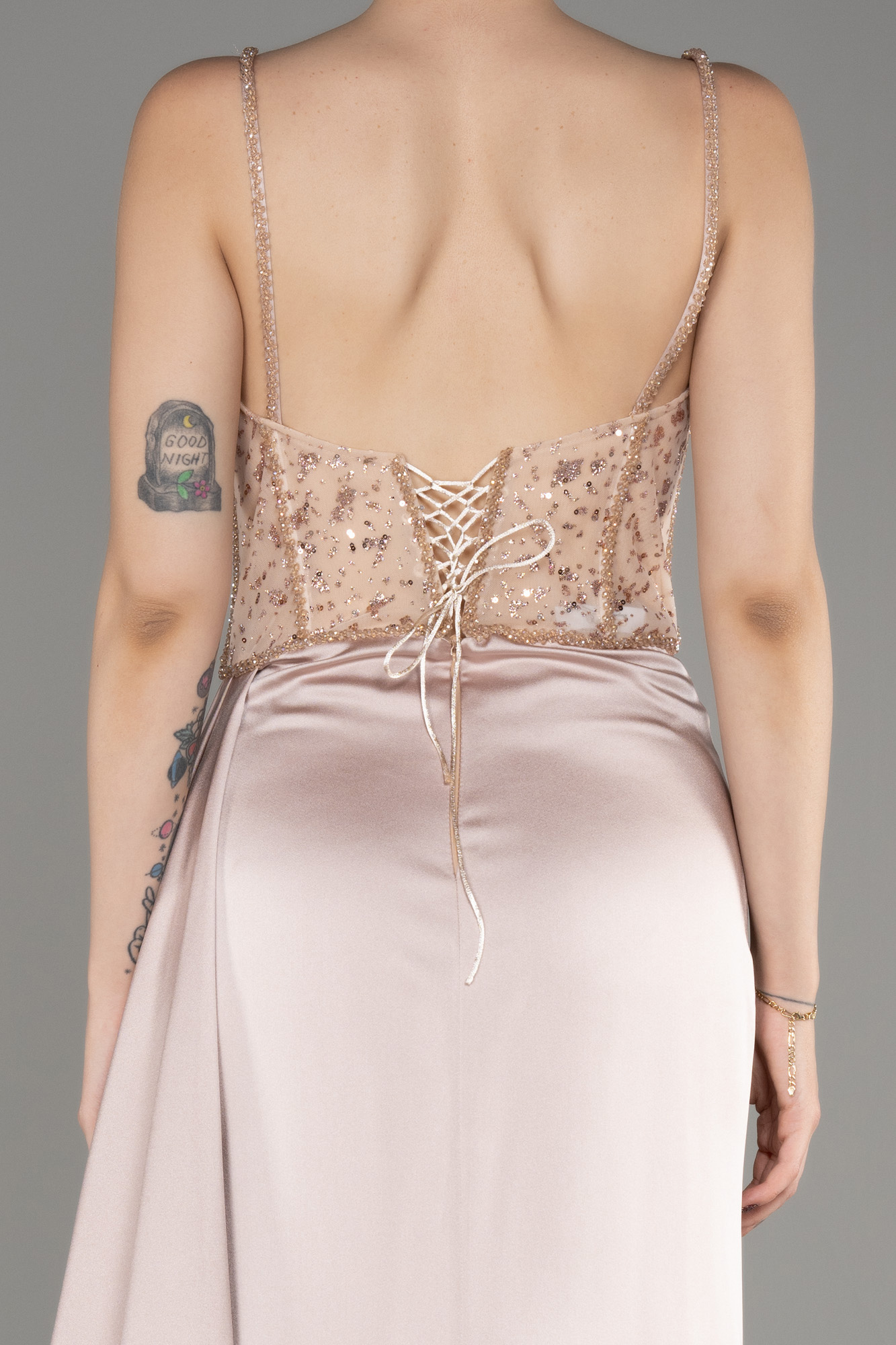 Bej Üstü İşlemeli Bacak Dekolteli Uzun Saten Abiye ABU3875 - Görsel 4