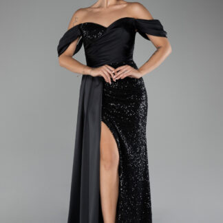 Siyah Kayık Yaka Yırtmaçlı Kuyruklu Uzun Pullu Abiye ABU4085