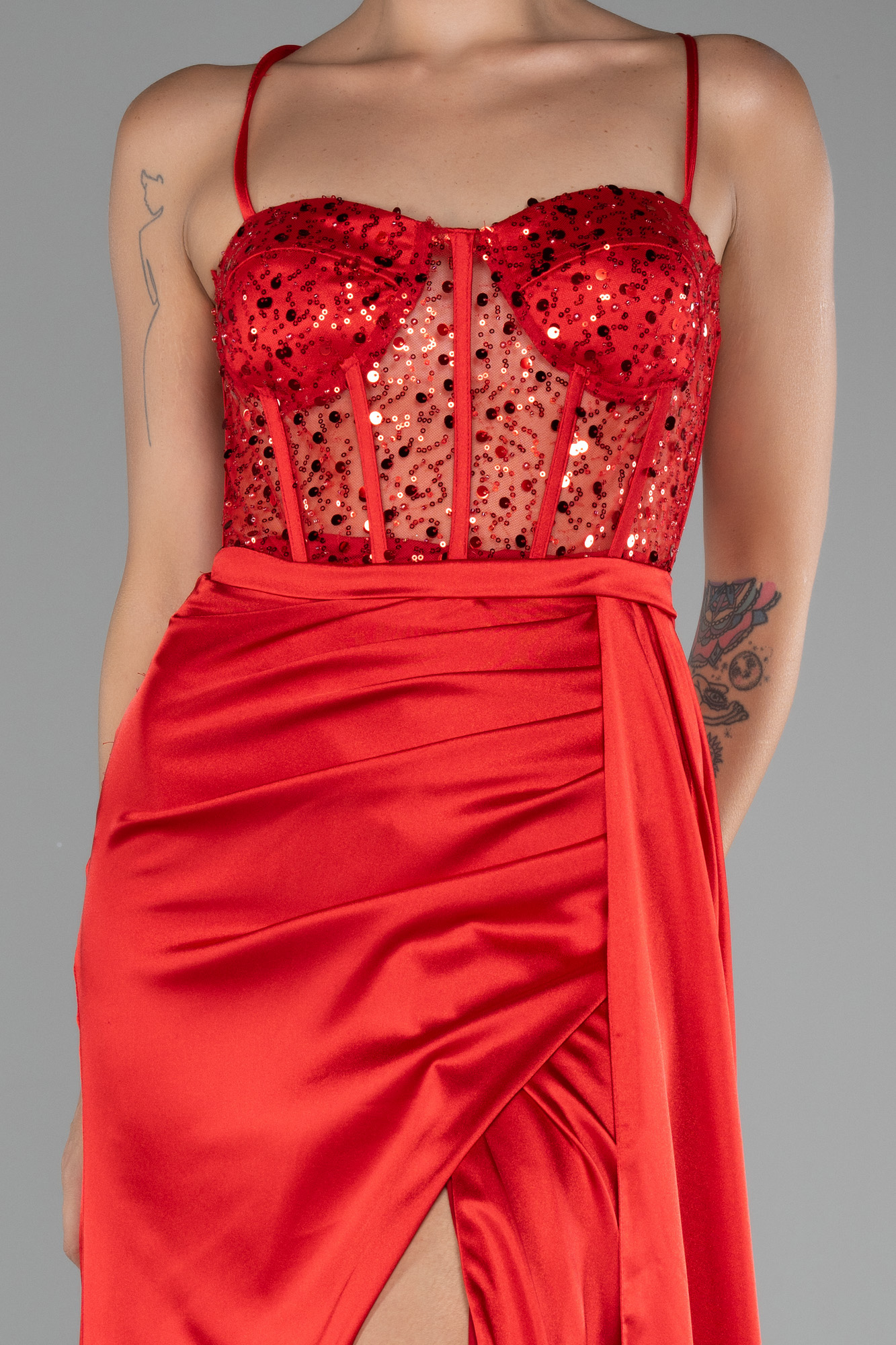 Kırmızı Üstü Pullu Balenli Yırtmaçlı Uzun Saten Abiye ABU4090 - Görsel 3