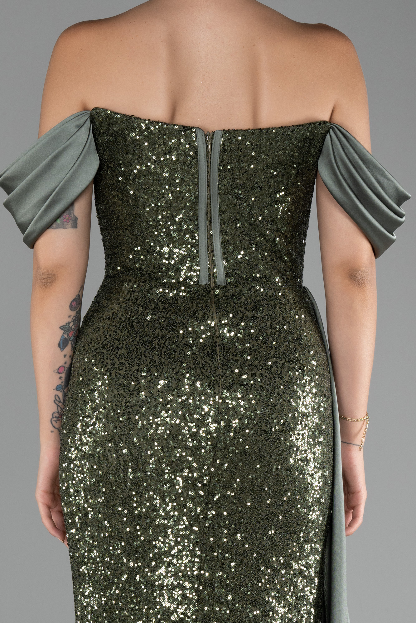 Haki Kayık Yaka Yırtmaçlı Kuyruklu Uzun Pullu Abiye ABU4085 - Görsel 4