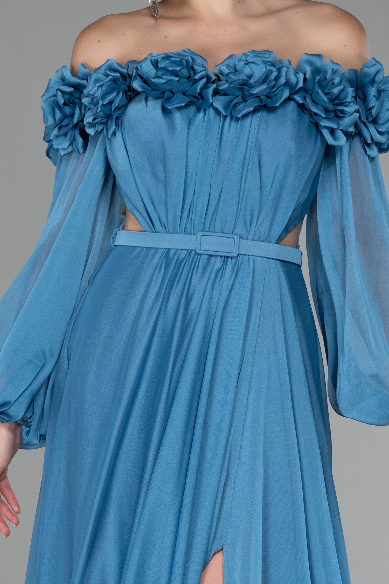 İndigo Çiçekli Kayık Yaka Yırtmaçlı Uzun Şifon Abiye ABU4130 - Görsel 3