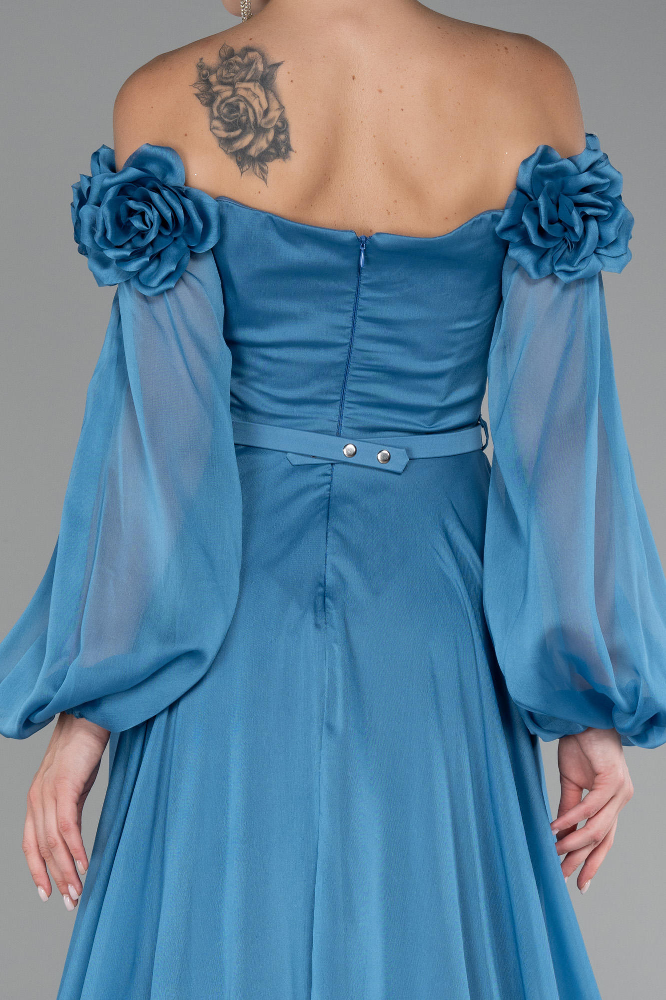 İndigo Çiçekli Kayık Yaka Yırtmaçlı Uzun Şifon Abiye ABU4130 - Görsel 4