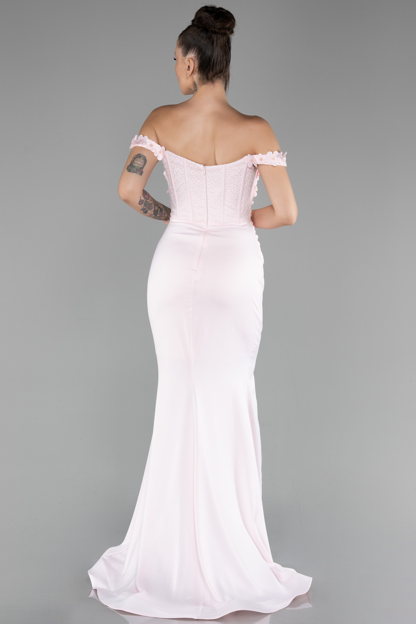 Pudra Çiçekli Kayık Yaka Yırtmaçlı Uzun Saten Abiye ABU4264 - Görsel 2