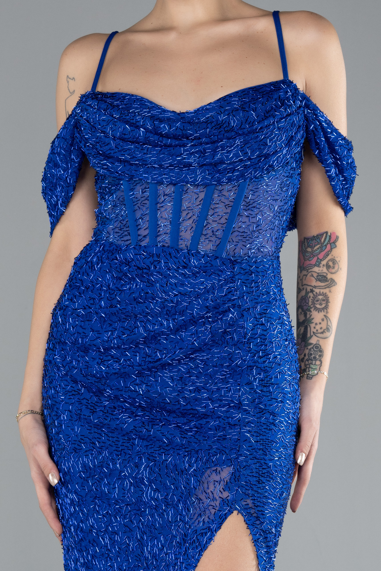 Saks Mavi Bacak Ve Omuz Dekolteli Uzun Boncuklu Abiye ABU4394 - Görsel 3