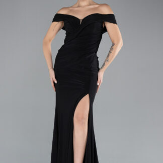 Siyah Kayık Yaka Yırtmaçlı Uzun Abiye Elbise ABU4400