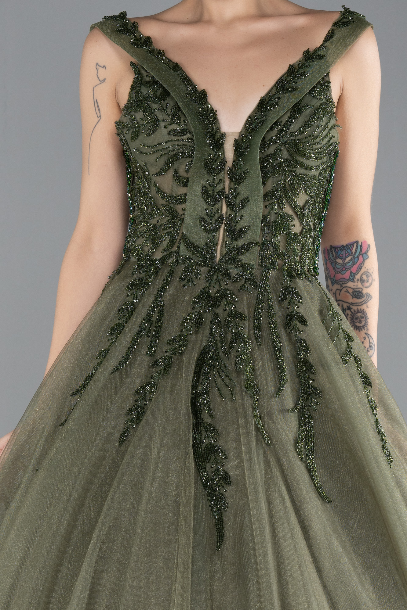 Haki Kolsuz Taş İşlemeli Uzun Özel Tasarım Nişan Elbisesi ABU4434 - Görsel 3