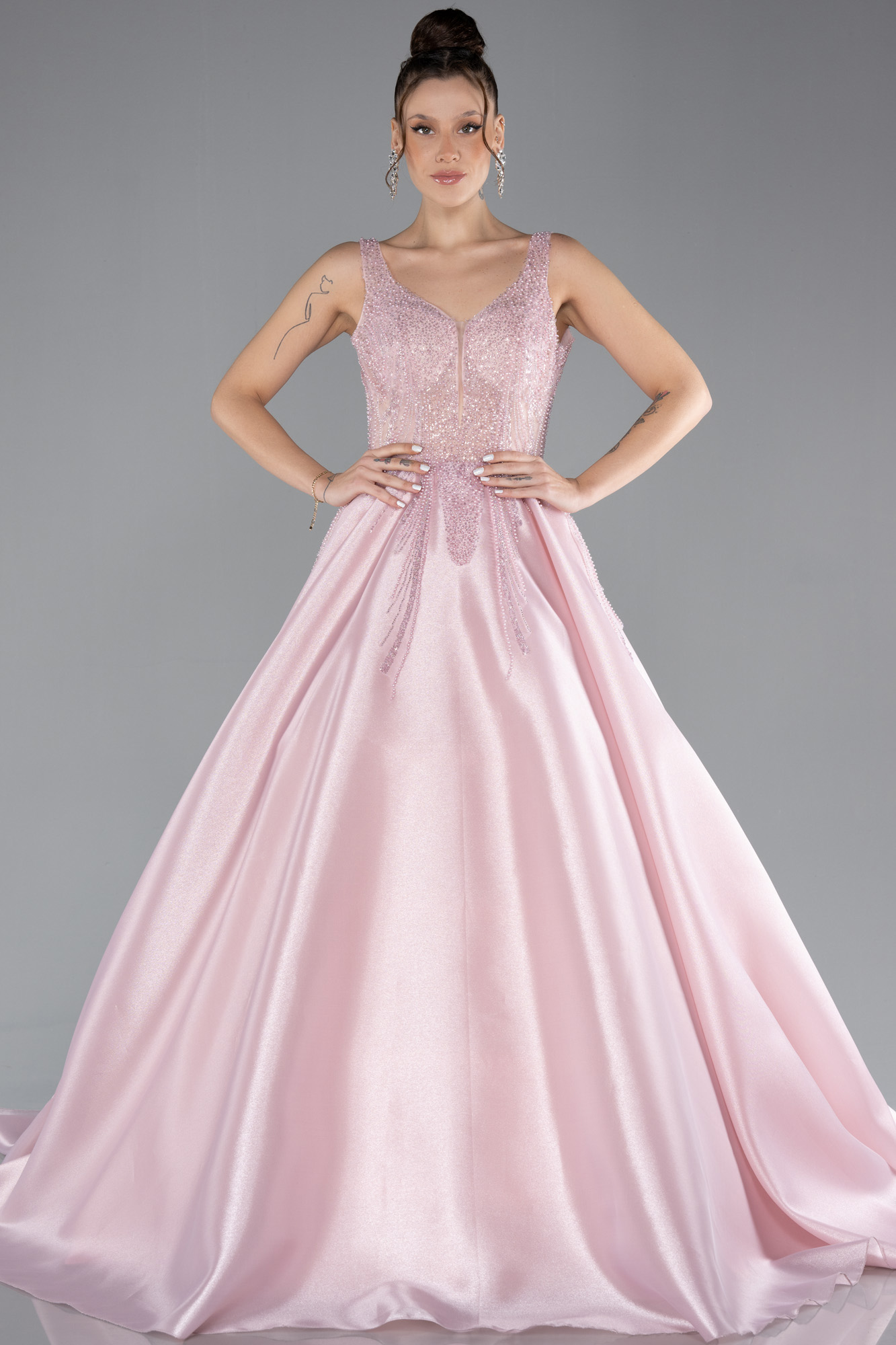 Pudra Kolsuz Taş İşlemeli Uzun Özel Tasarım Nişan Elbisesi ABU4443