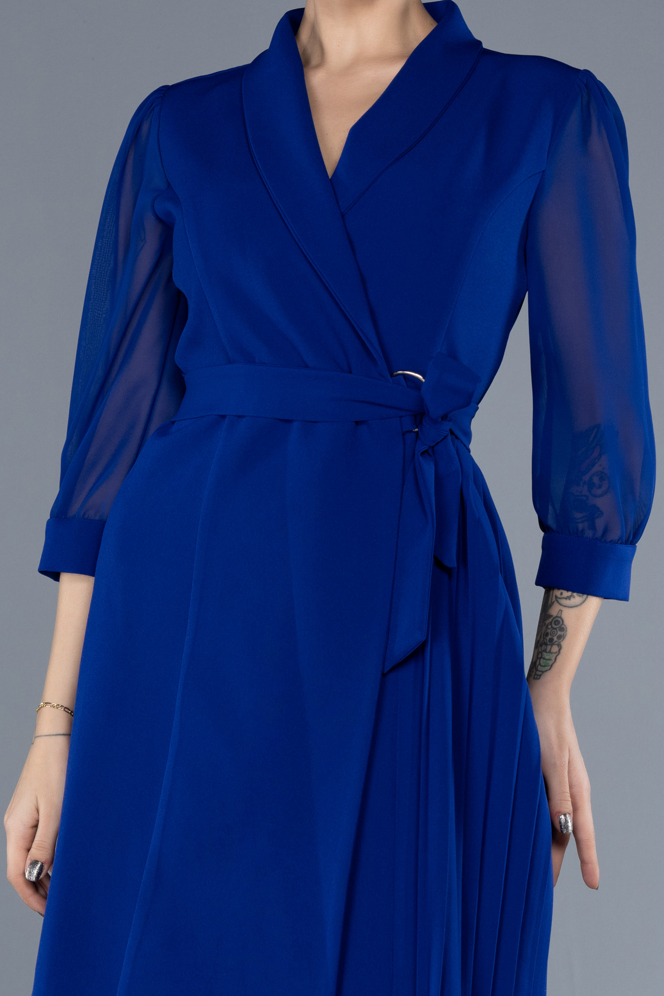 Saks Mavi Kapri Kol Kruvaze Yaka Kısa Davet Elbisesi ABK1840 - Görsel 3