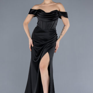 Siyah Kayık Yaka Yırtmaçlı Uzun Saten Mezuniyet Elbisesi ABU4582