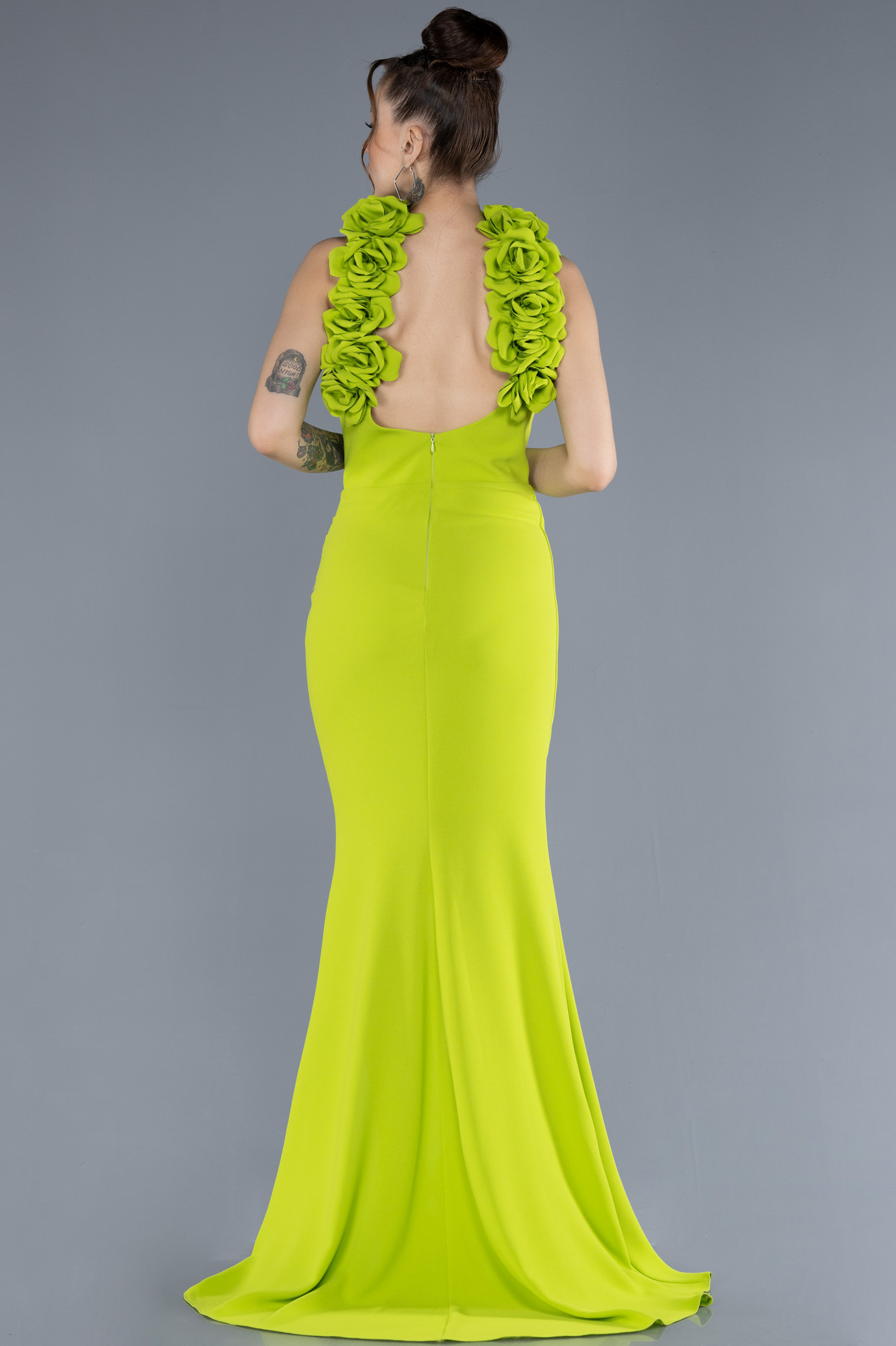 Fıstık Yeşili Güllü Halter Yaka Yırtmaçlı Uzun Abiye ABU4610 - Görsel 2