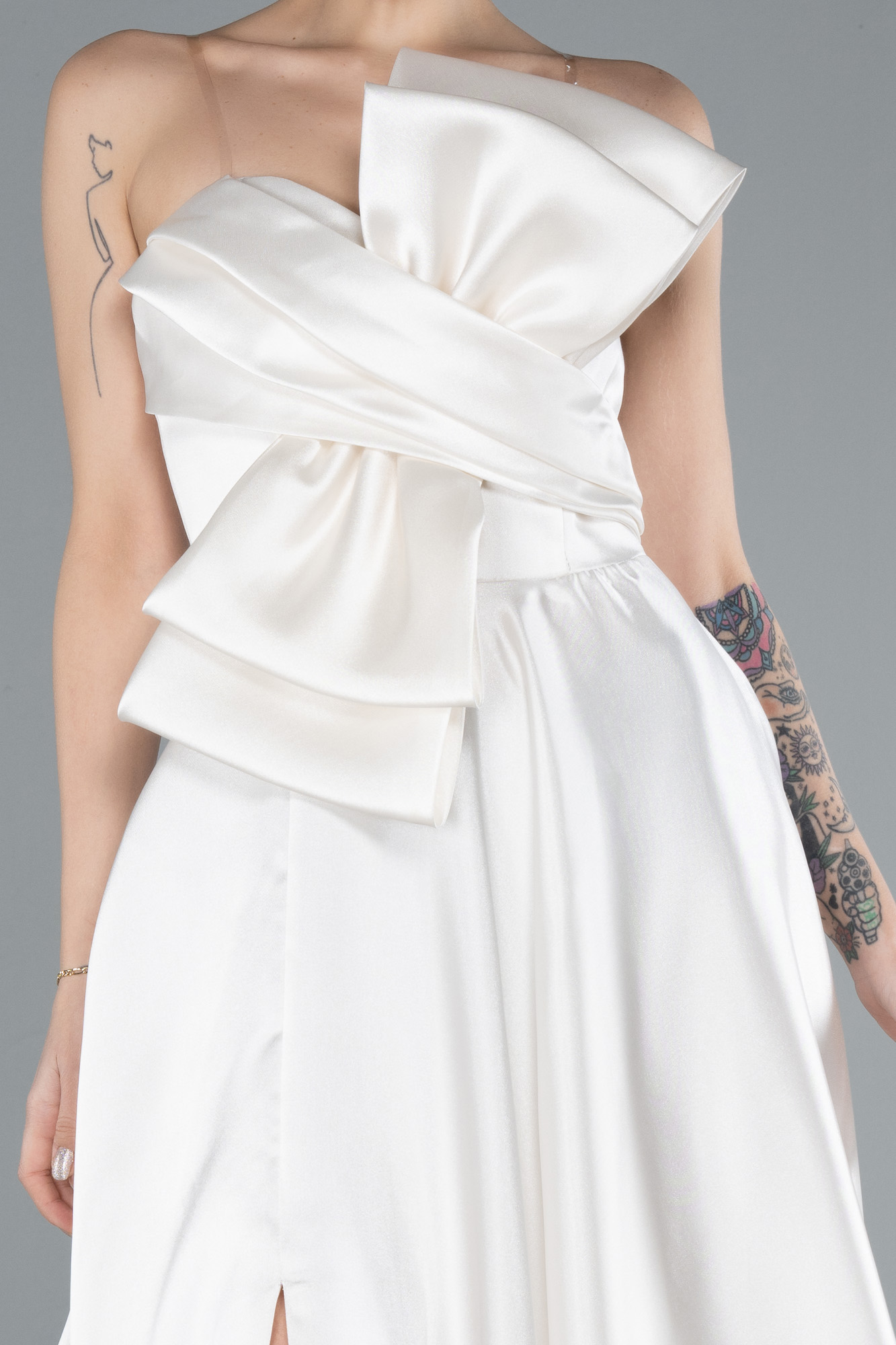 Ekru Straplez Bacak Dekolteli Uzun Saten Abiye ABU4680 - Görsel 4