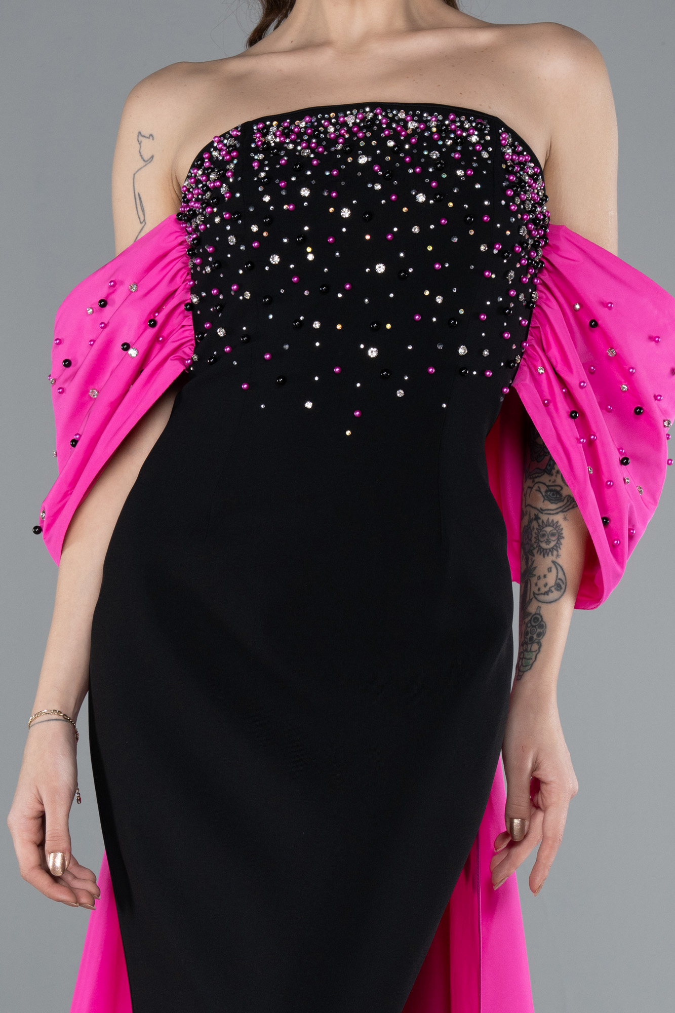 Fuşya-Siyah Boncuklu Straplez Yaka Kuyruklu Uzun Abiye ABU4701 - Görsel 3