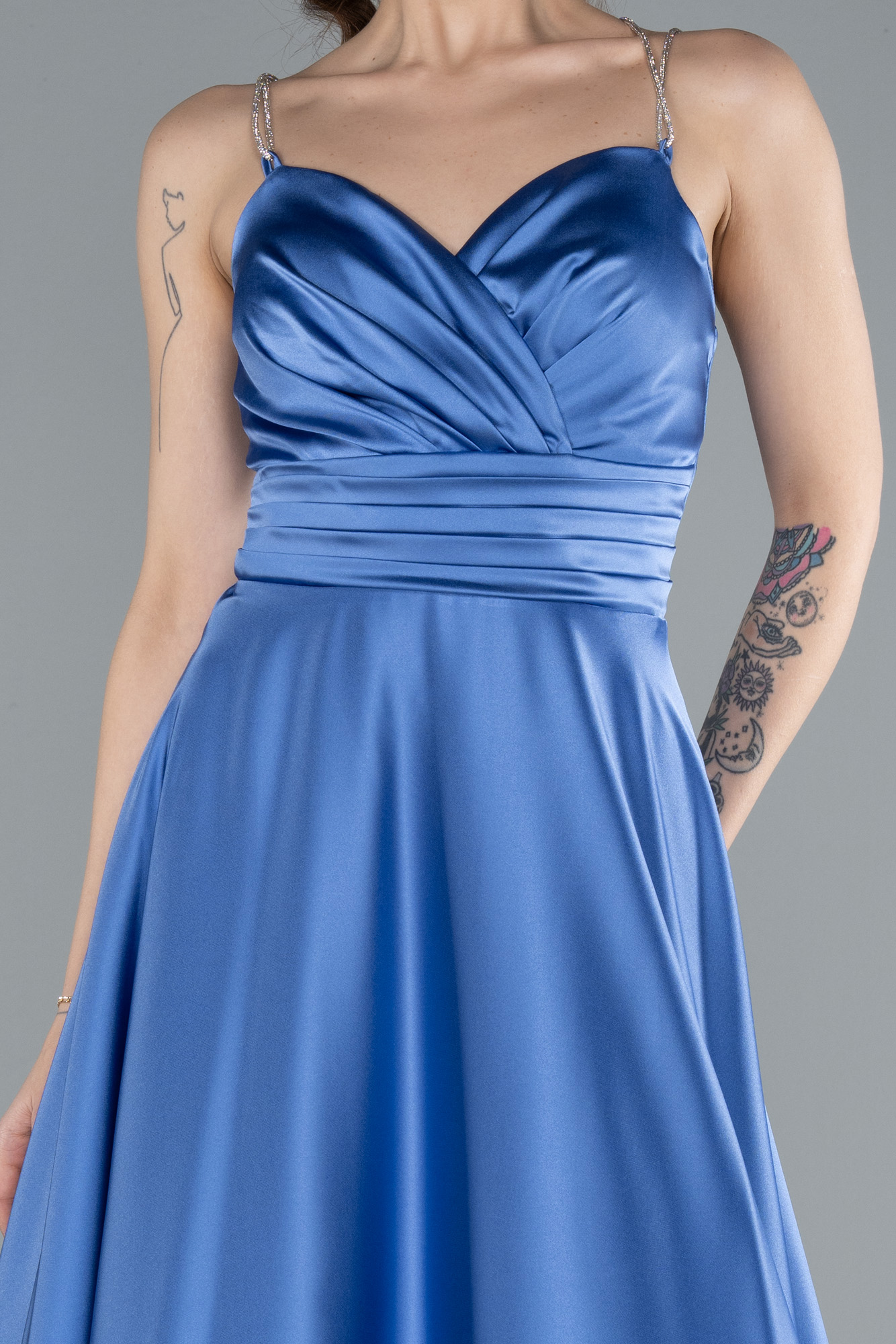 İndigo Askılı Uzun Saten Mezuniyet Elbisesi ABU4702 - Görsel 3