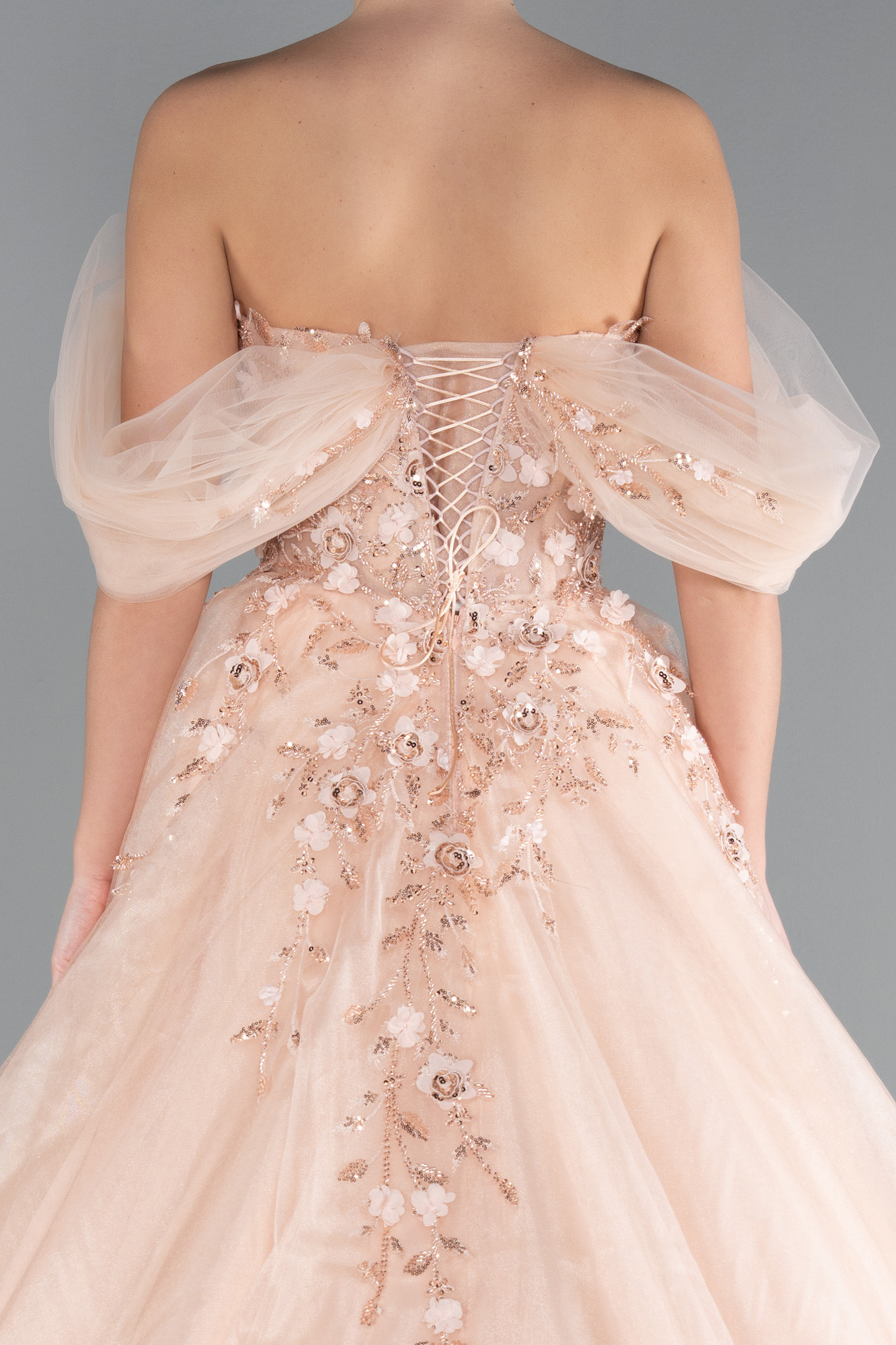 Somon Kayık Yaka Çiçek İşlemeli Uzun Nişan Elbisesi ABU4720 - Görsel 4