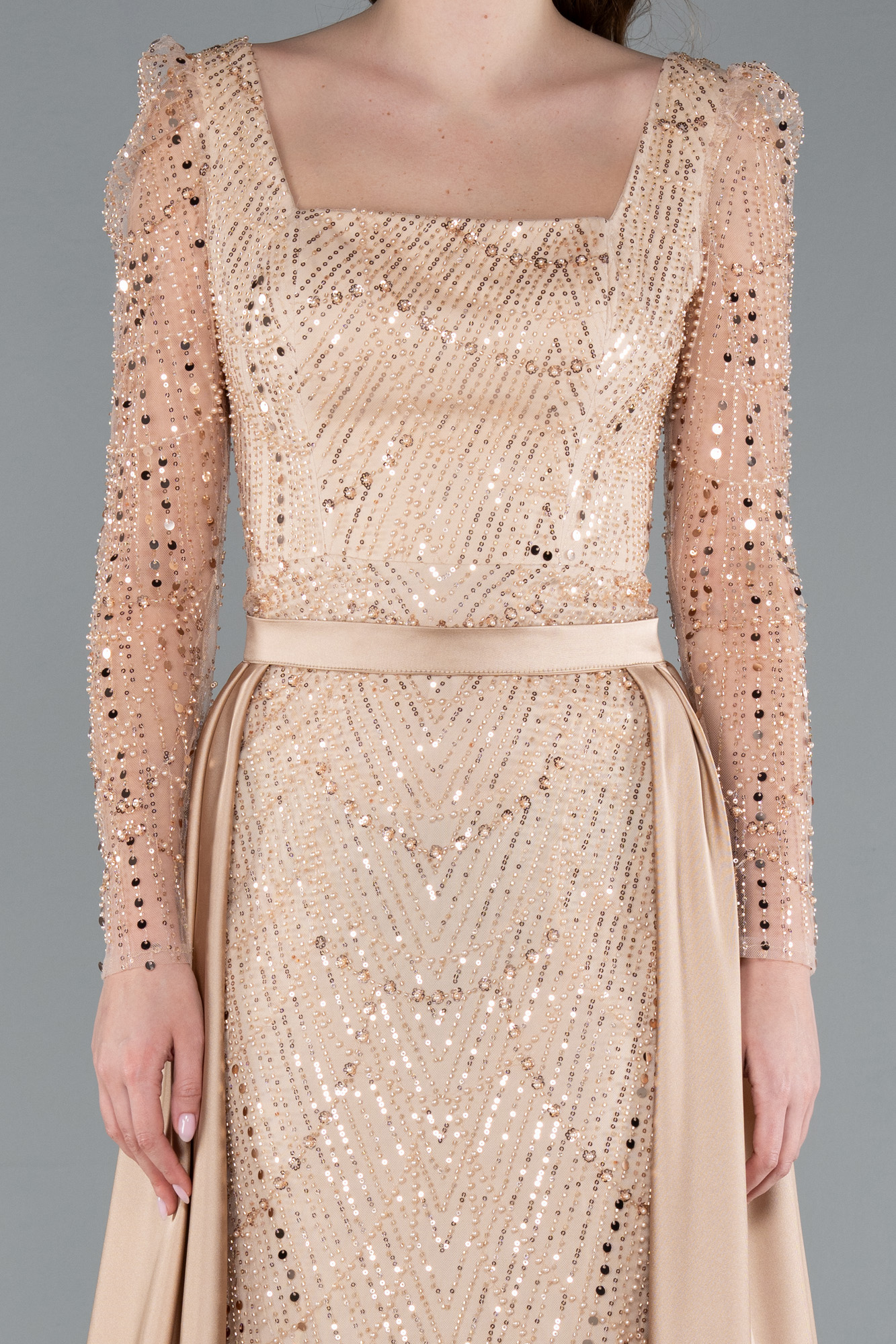 Gold Uzun Kol Taşlı Saten Kuyruk Aksesuarlı Abiye ABU4603 - Görsel 5