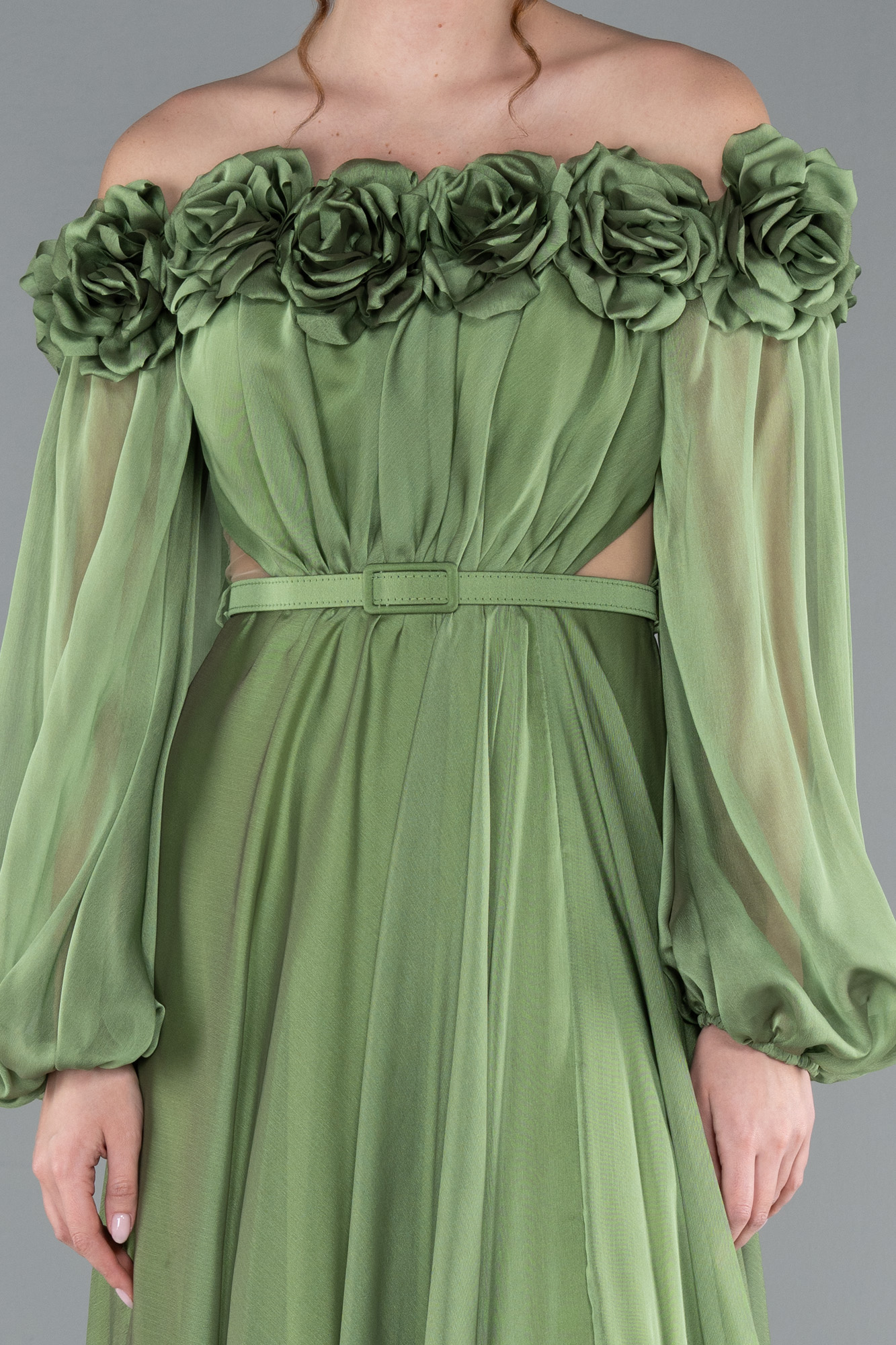 Haki Çiçekli Kayık Yaka Yırtmaçlı Uzun Şifon Abiye ABU4130 - Görsel 3