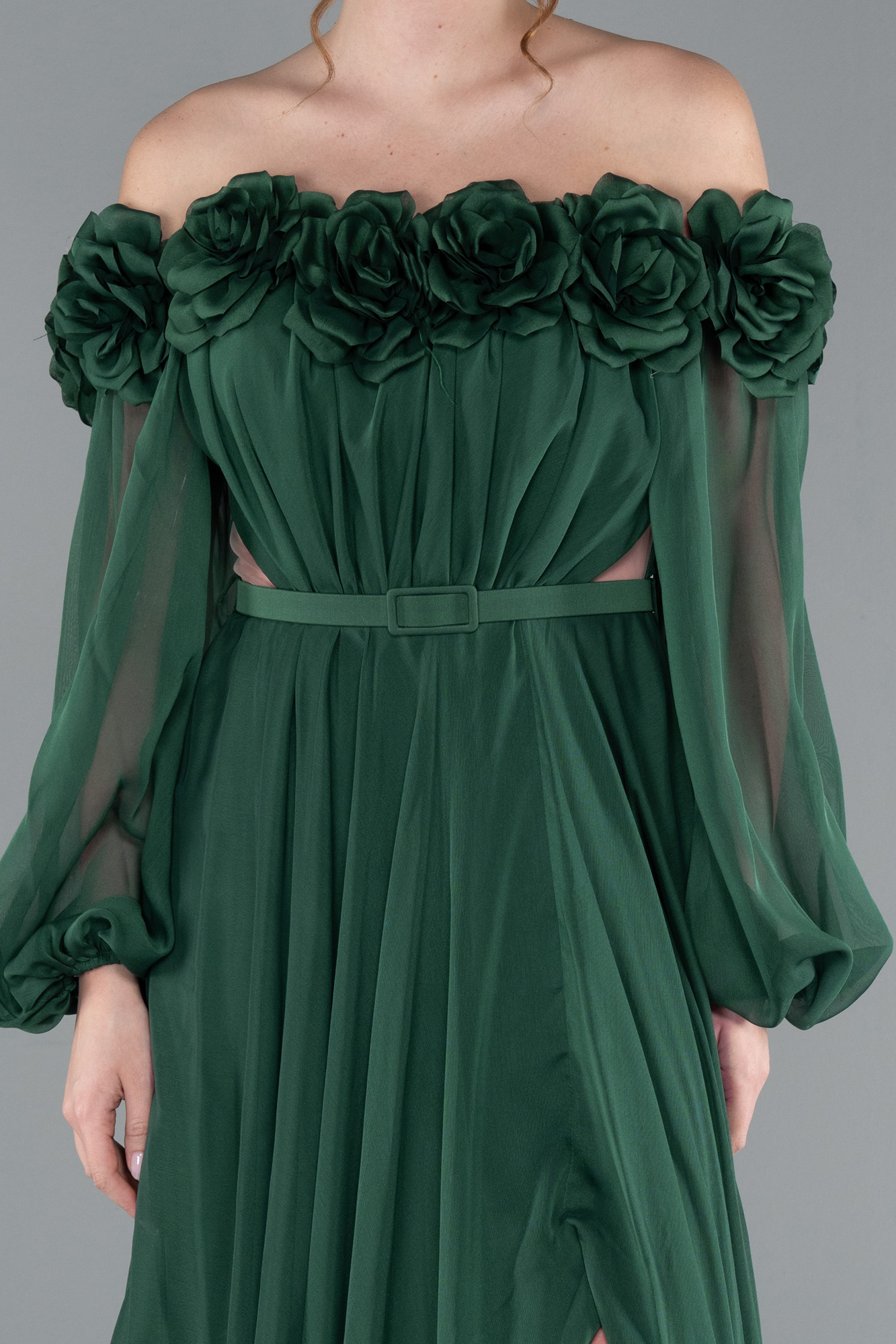 Zümrüt Yeşili Çiçekli Kayık Yaka Yırtmaçlı Uzun Şifon Abiye ABU4130 - Görsel 3