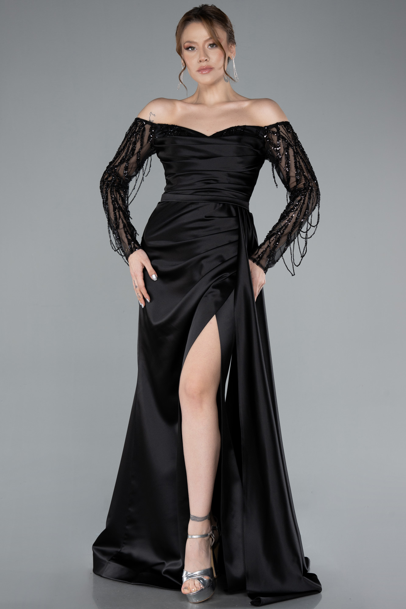 Siyah Kayık Yaka Boncuklu Uzun Kol Yırtmaç Saten Abiye ABU4792