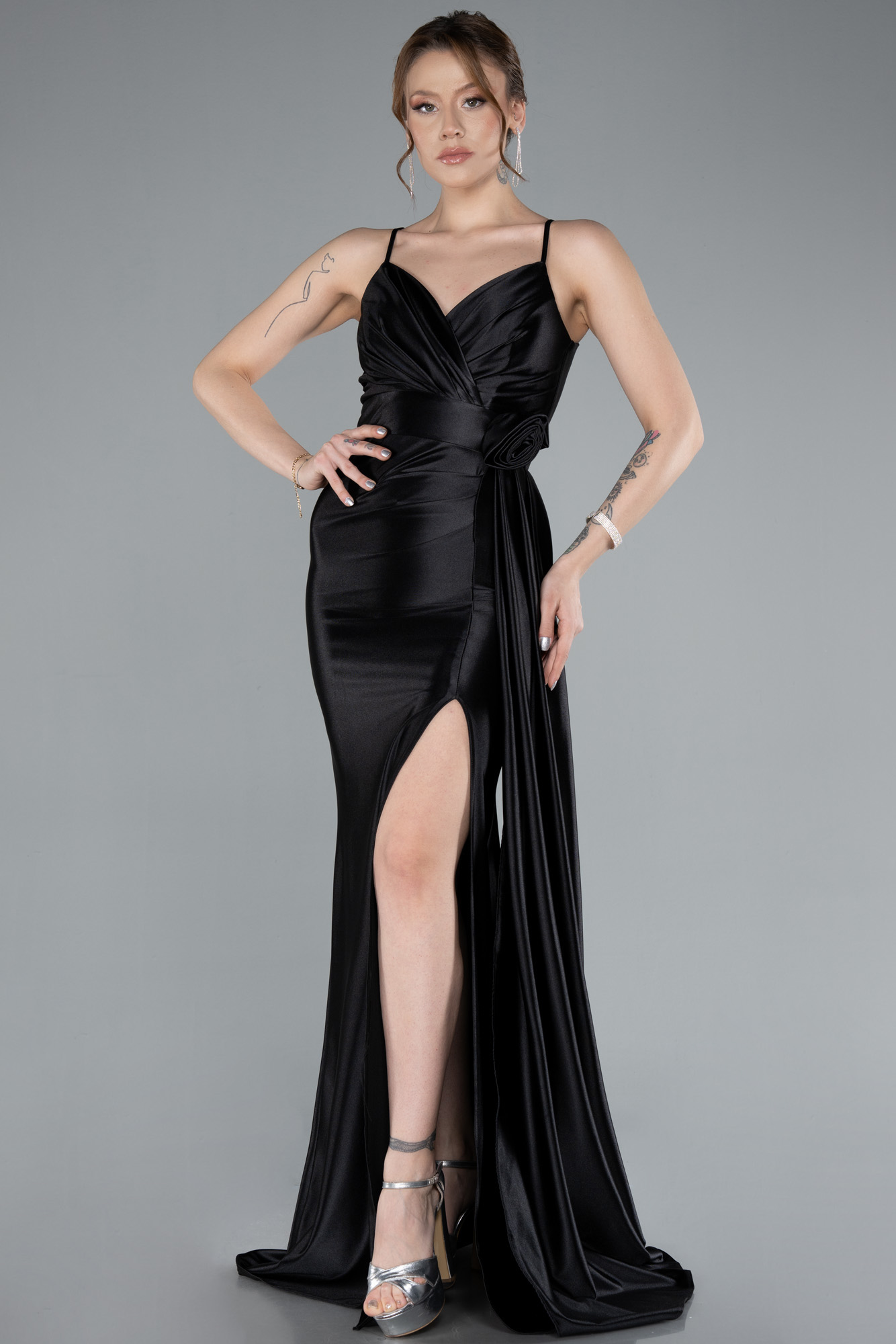 Siyah Bacak Dekolteli Uzun Saten Mezuniyet Elbisesi ABU4814