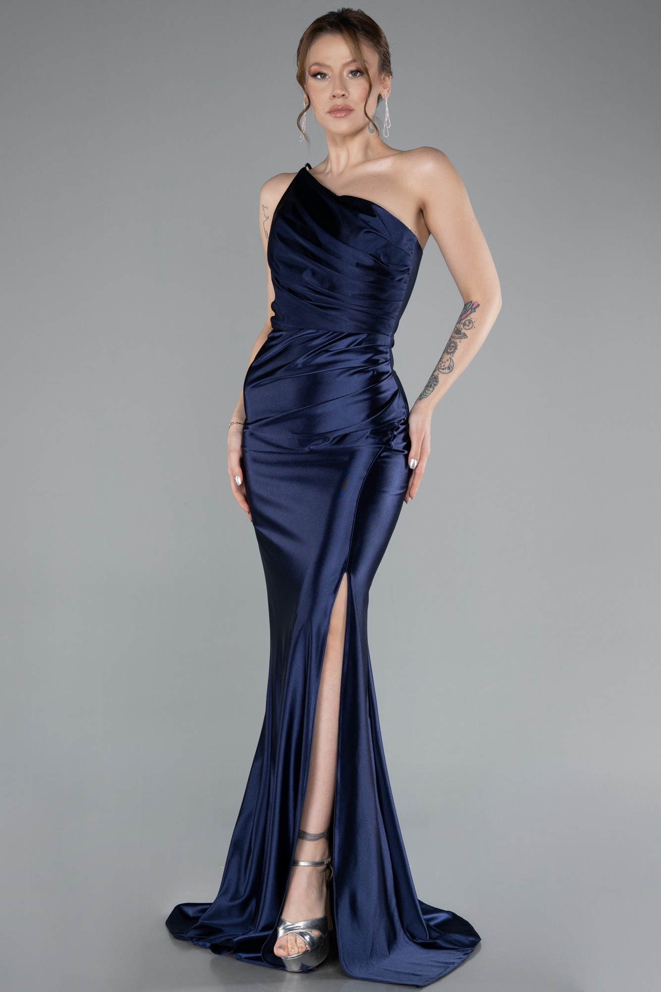 Lacivert Tek Omuz Yırtmaçlı Uzun Saten Mezuniyet Elbisesi ABU5022