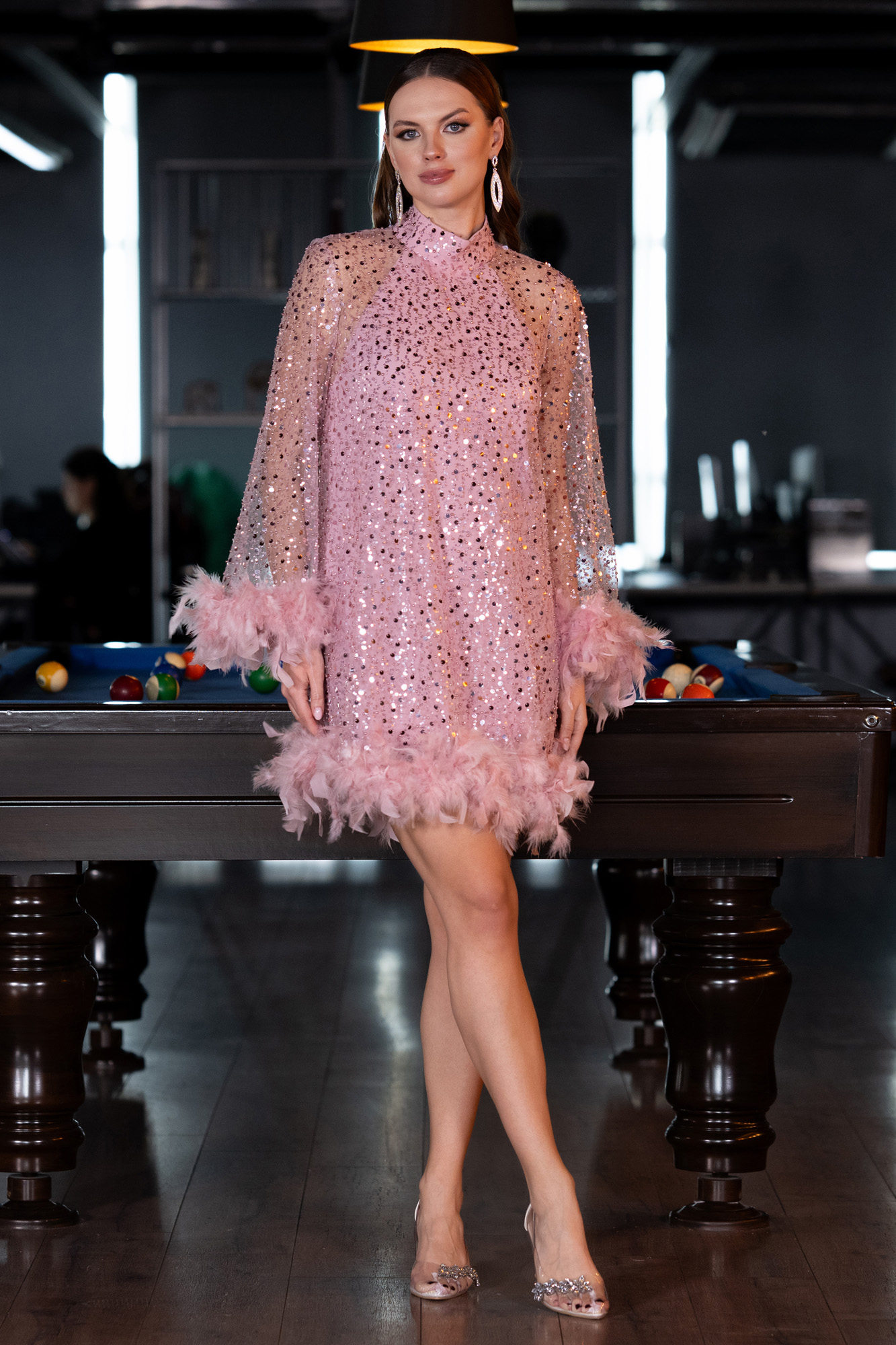 Pudra Halter Yaka Otrişli Uzun Kol Kısa Pullu Davet Elbisesi ABK2202