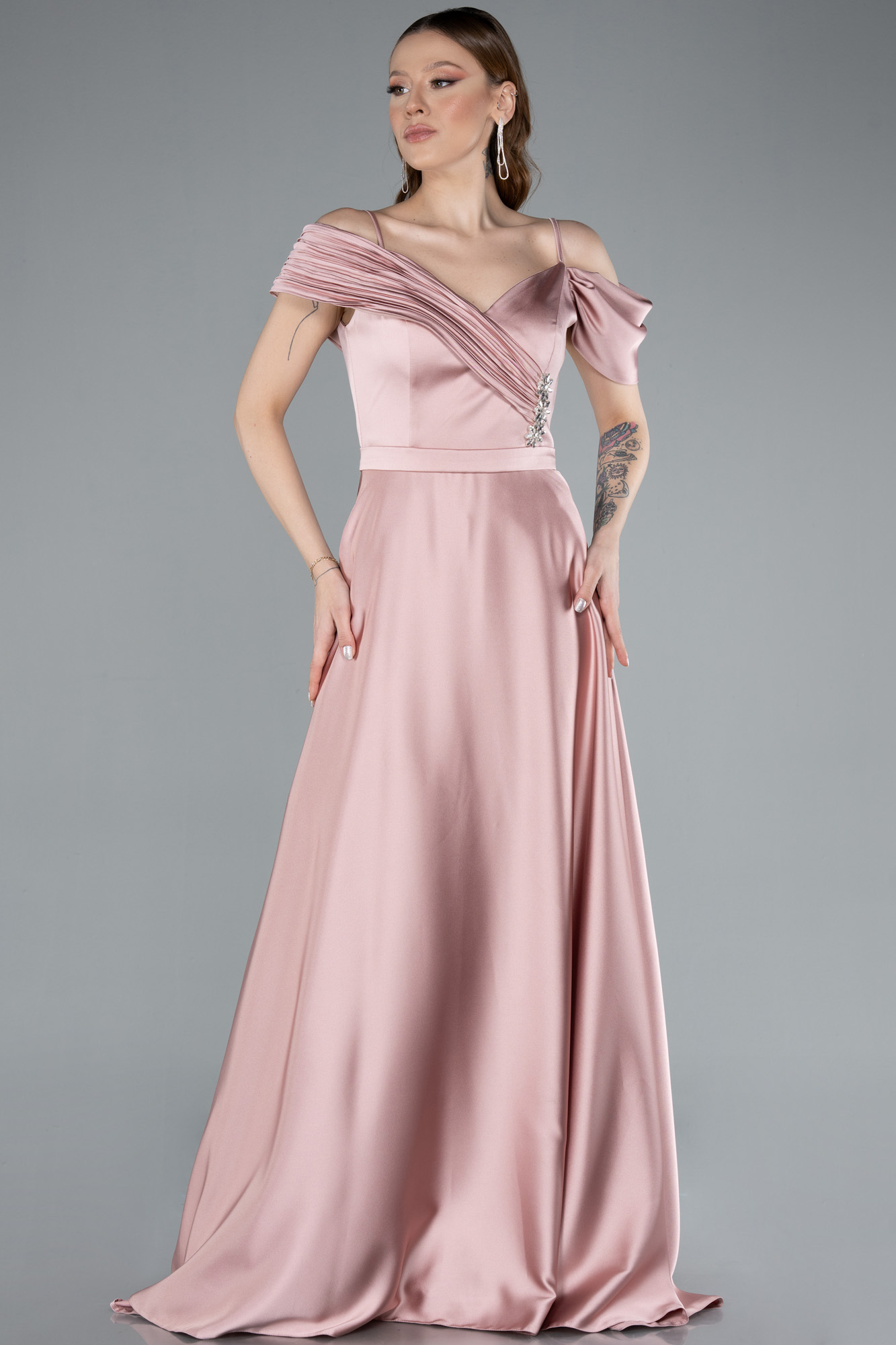 Pudra Omuz Dekolte Zarif Taş İşlemeli Uzun Saten Abiye ABU4868