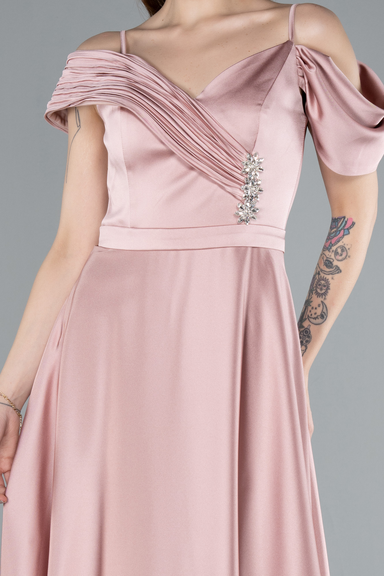 Pudra Omuz Dekolte Zarif Taş İşlemeli Uzun Saten Abiye ABU4868 - Görsel 3