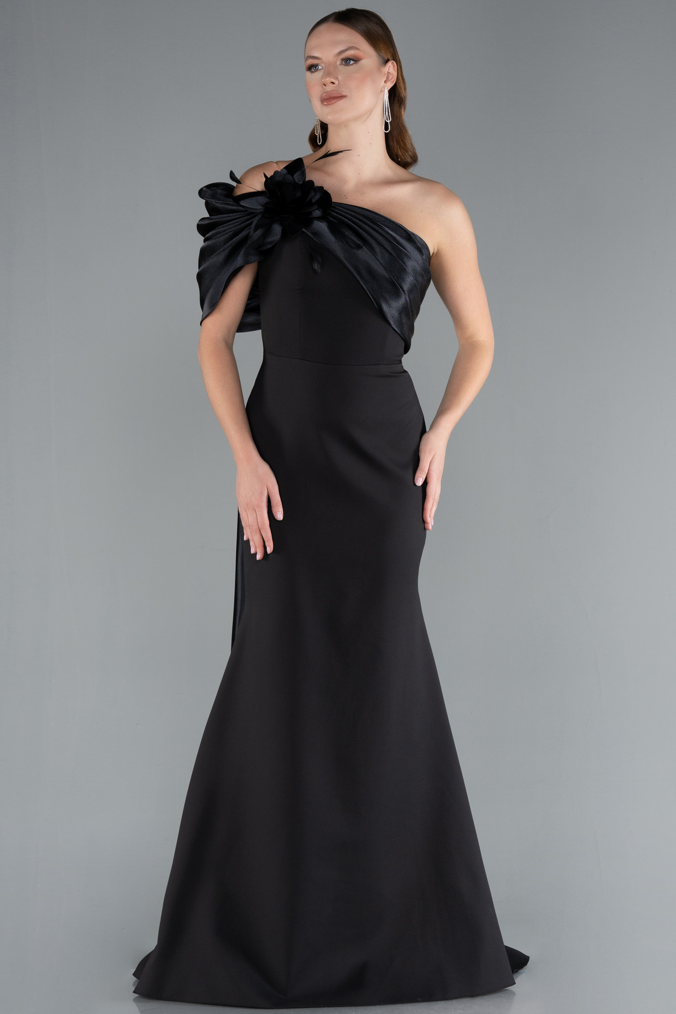 Siyah Saten Tek Omuz Fiyonk Detay Kuyruklu Uzun Abiye ABU4904