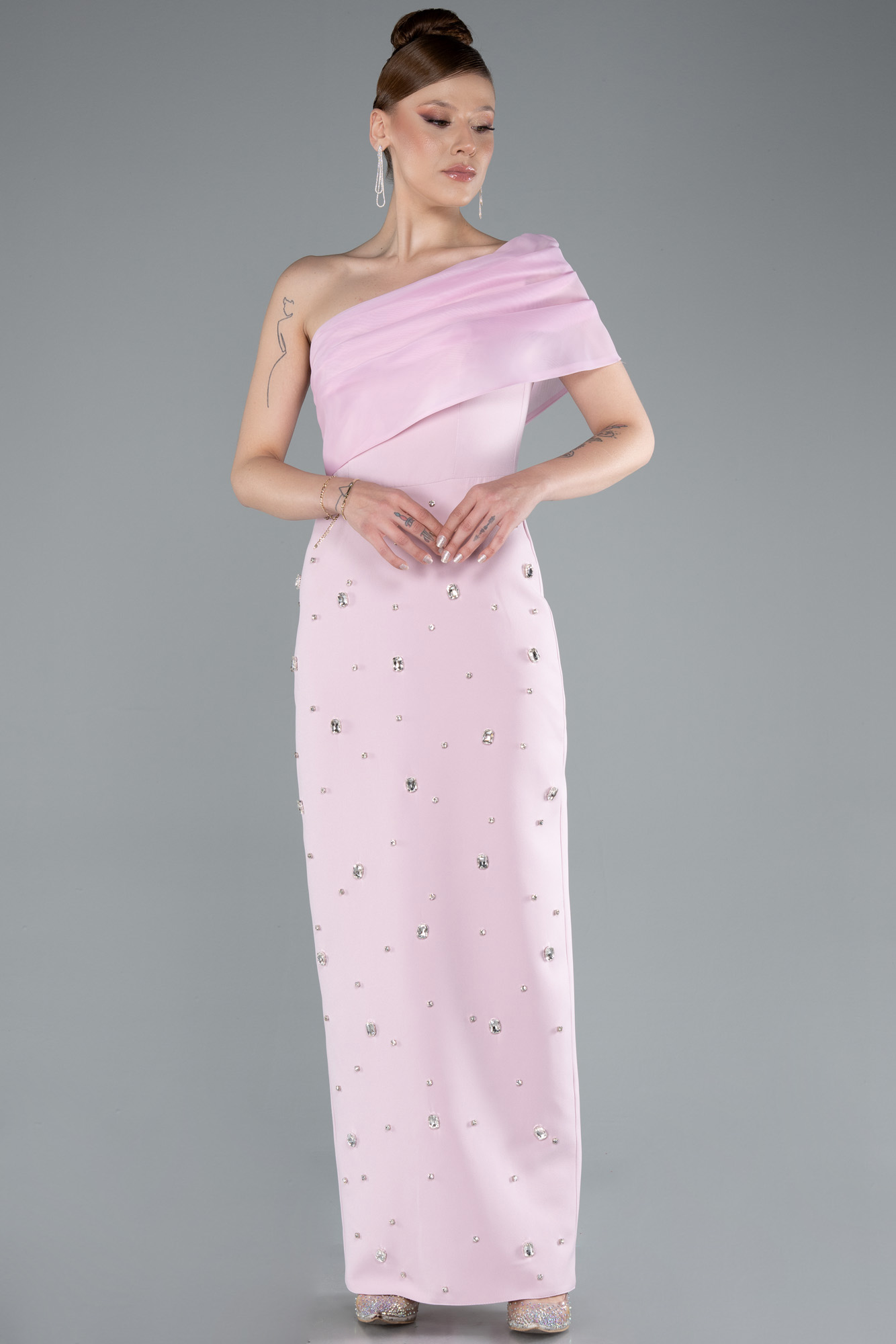 Pudra Tek Omuz Taşlı Midi Davet Elbisesi ABK2337