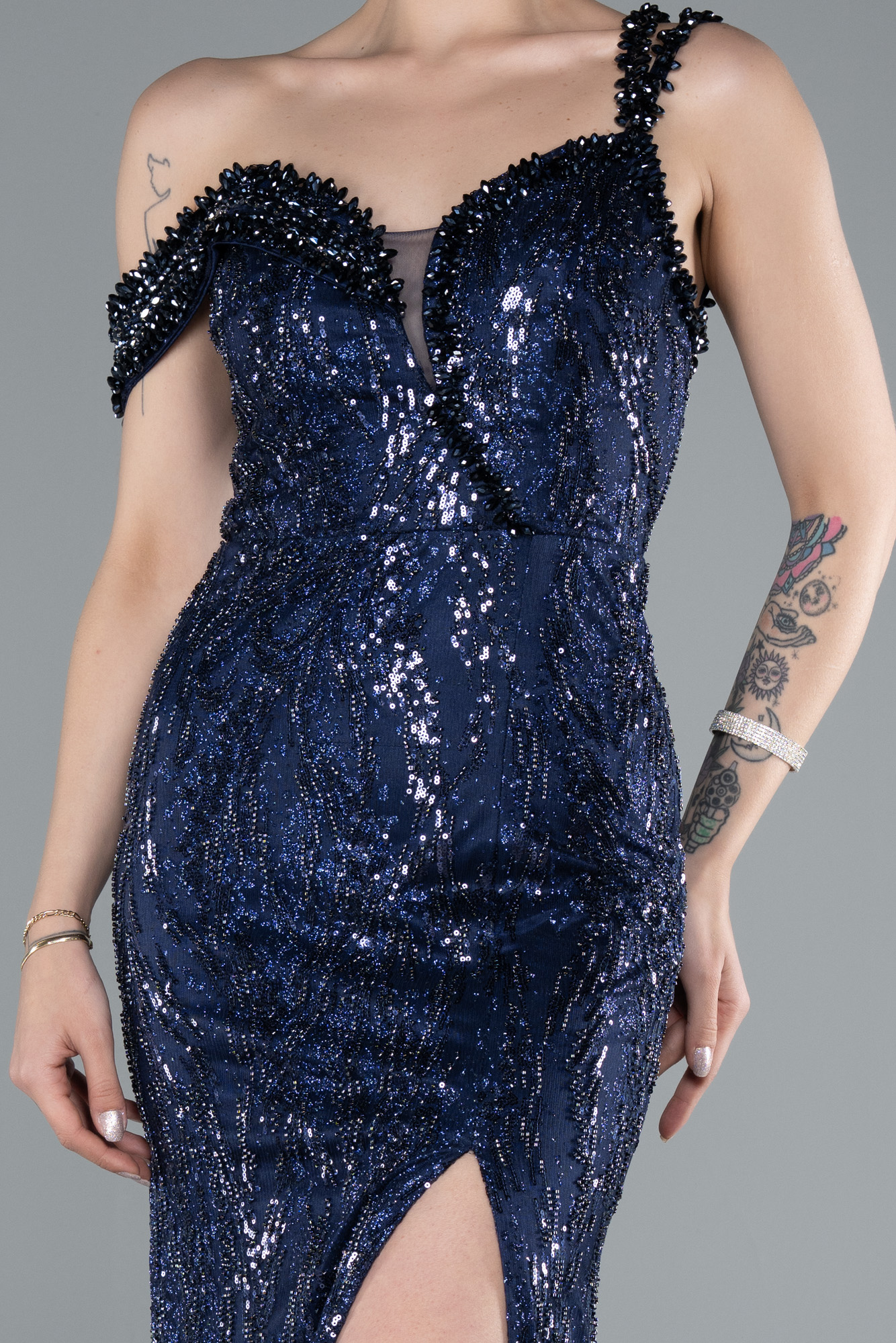 Lacivert Tek Omuz Yırtmaçlı Uzun Boncuklu Balık Abiye Elbise ABU4916 - Görsel 3