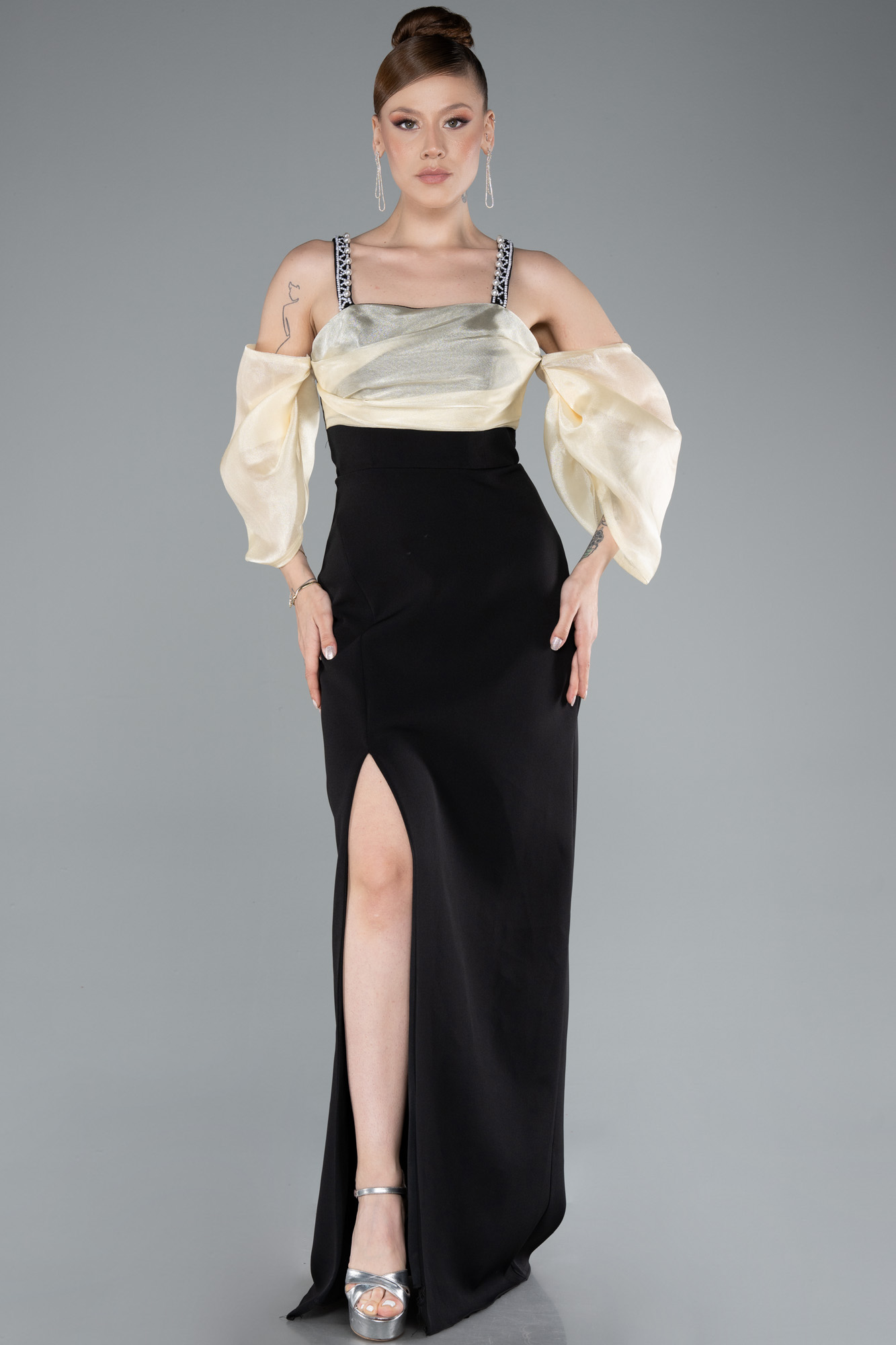 Siyah-Sarı Askılı Kol Aksesuarlı Yırtmaçlı Uzun Abiye ABU2911