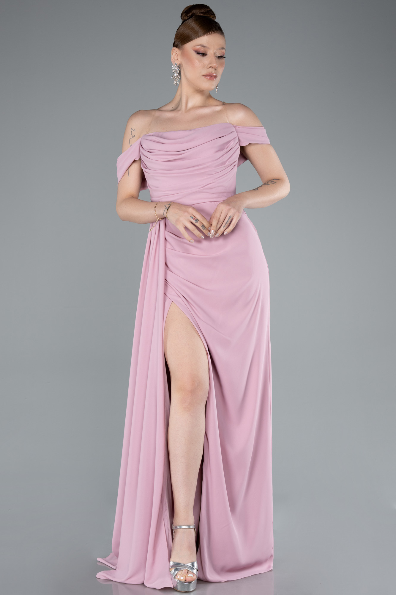 Pudra Kayık Yaka Yırtmaçlı Uzun Şifon Abiye Elbise ABU4925