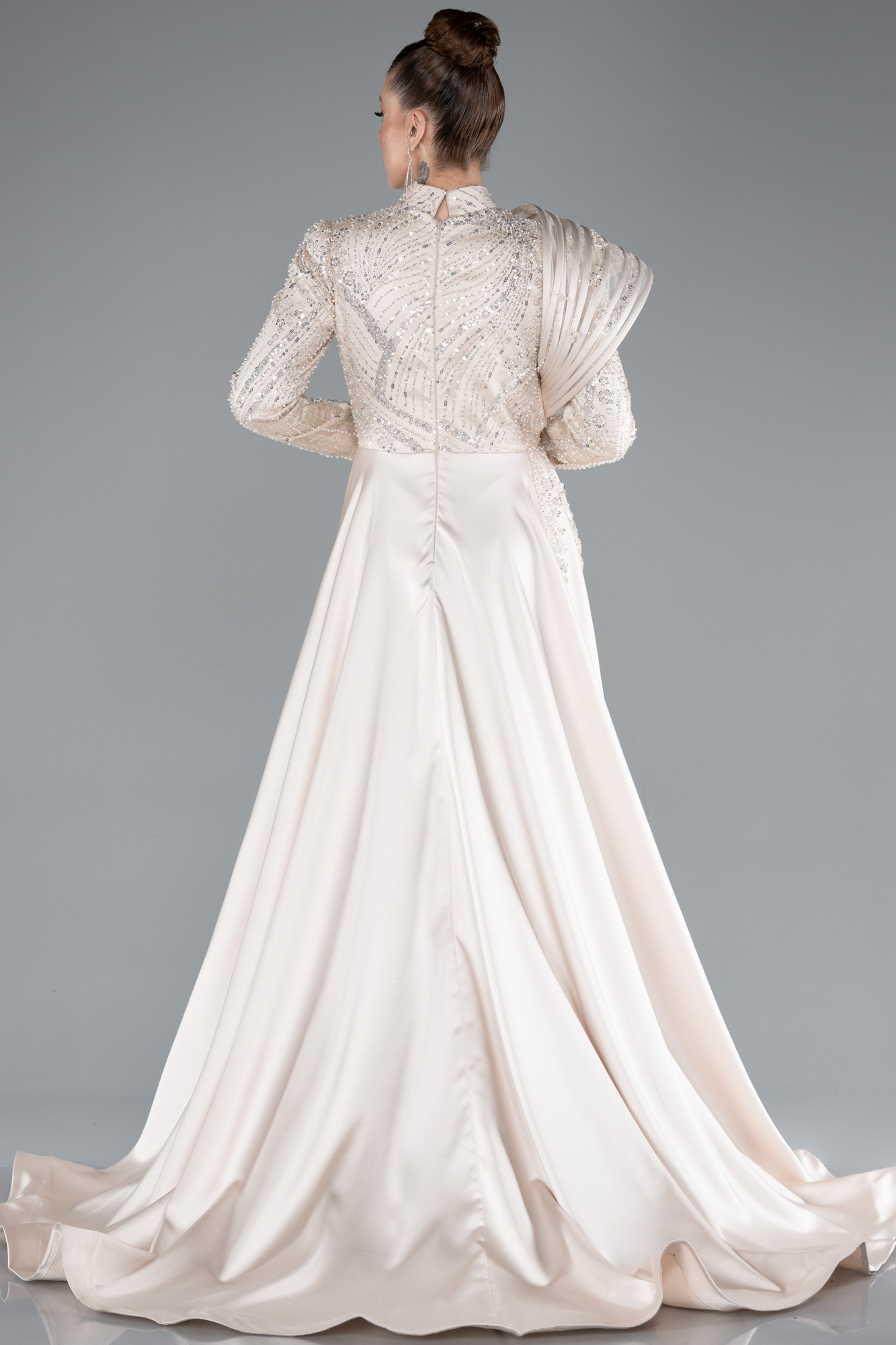 Bej Taşlı Dik Yaka Uzun Kol Saten Kuyruklu Tesettür Abiye ABU4932 - Görsel 2