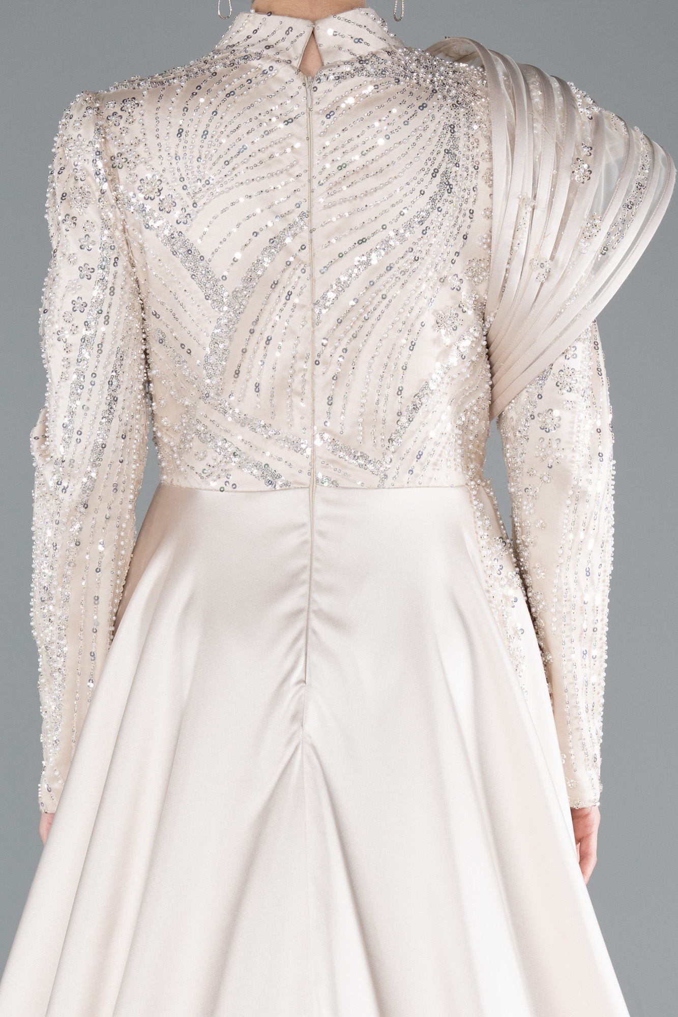 Bej Taşlı Dik Yaka Uzun Kol Saten Kuyruklu Tesettür Abiye ABU4932 - Görsel 4