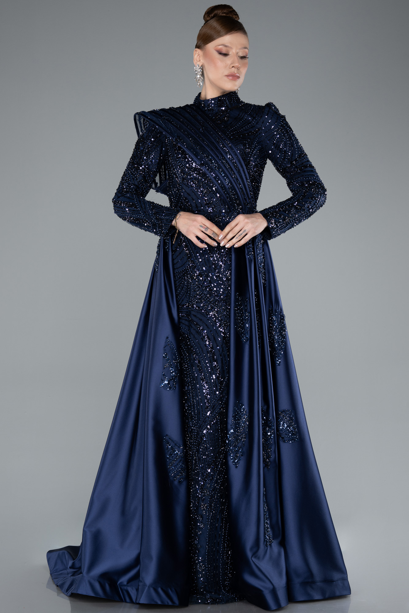 Bej Taşlı Dik Yaka Uzun Kol Saten Kuyruklu Tesettür Abiye ABU4932 - Görsel 5