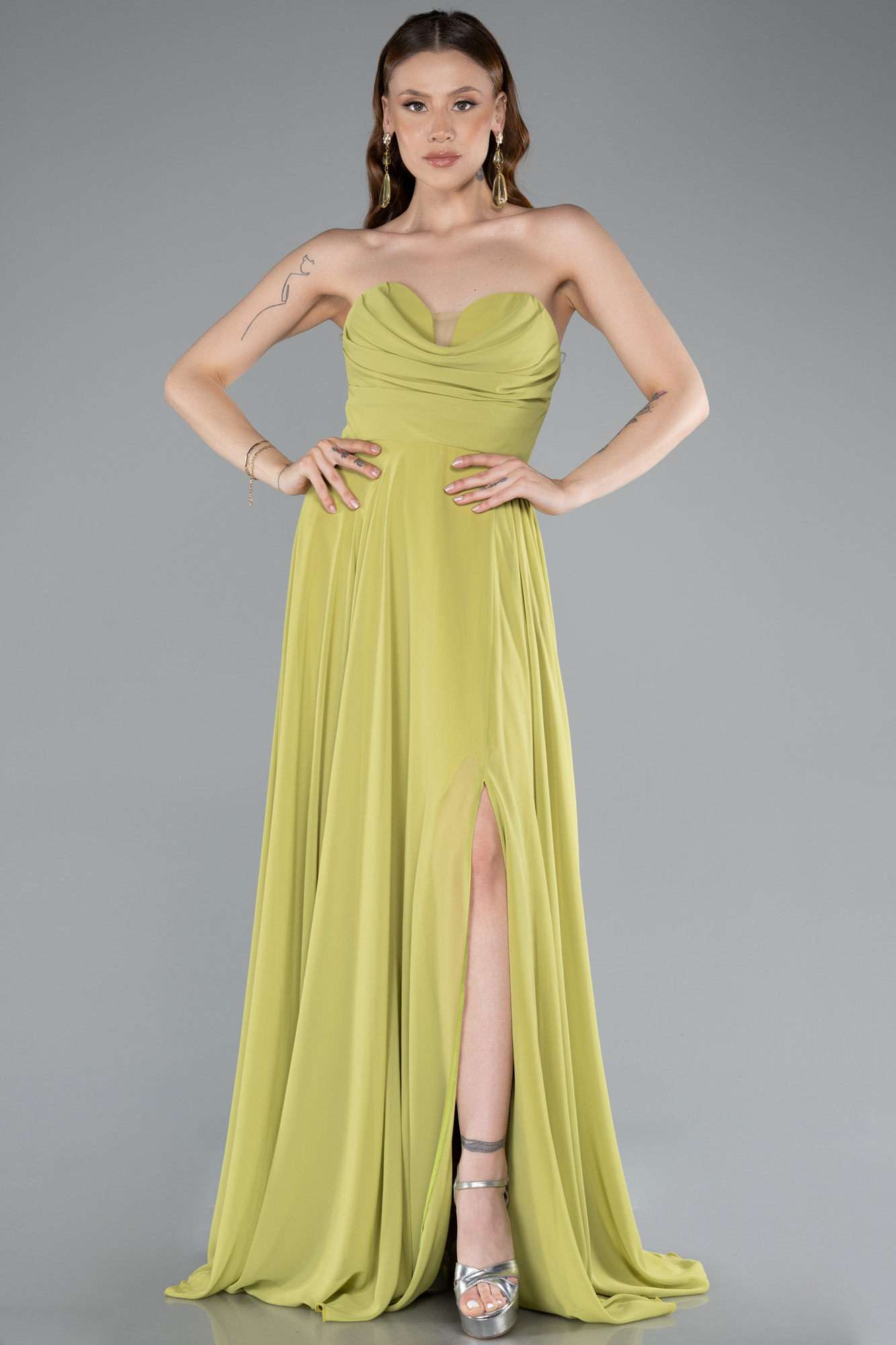 Fıstık Yeşili Straplez Bacak Dekolteli Uzun Şifon Mezuniyet Elbisesi ABU4966
