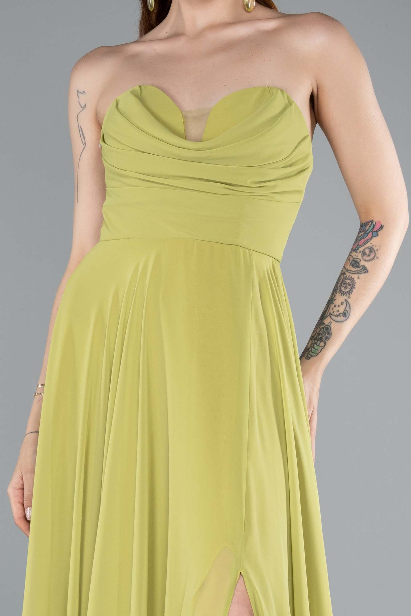 Fıstık Yeşili Straplez Bacak Dekolteli Uzun Şifon Mezuniyet Elbisesi ABU4966 - Görsel 3