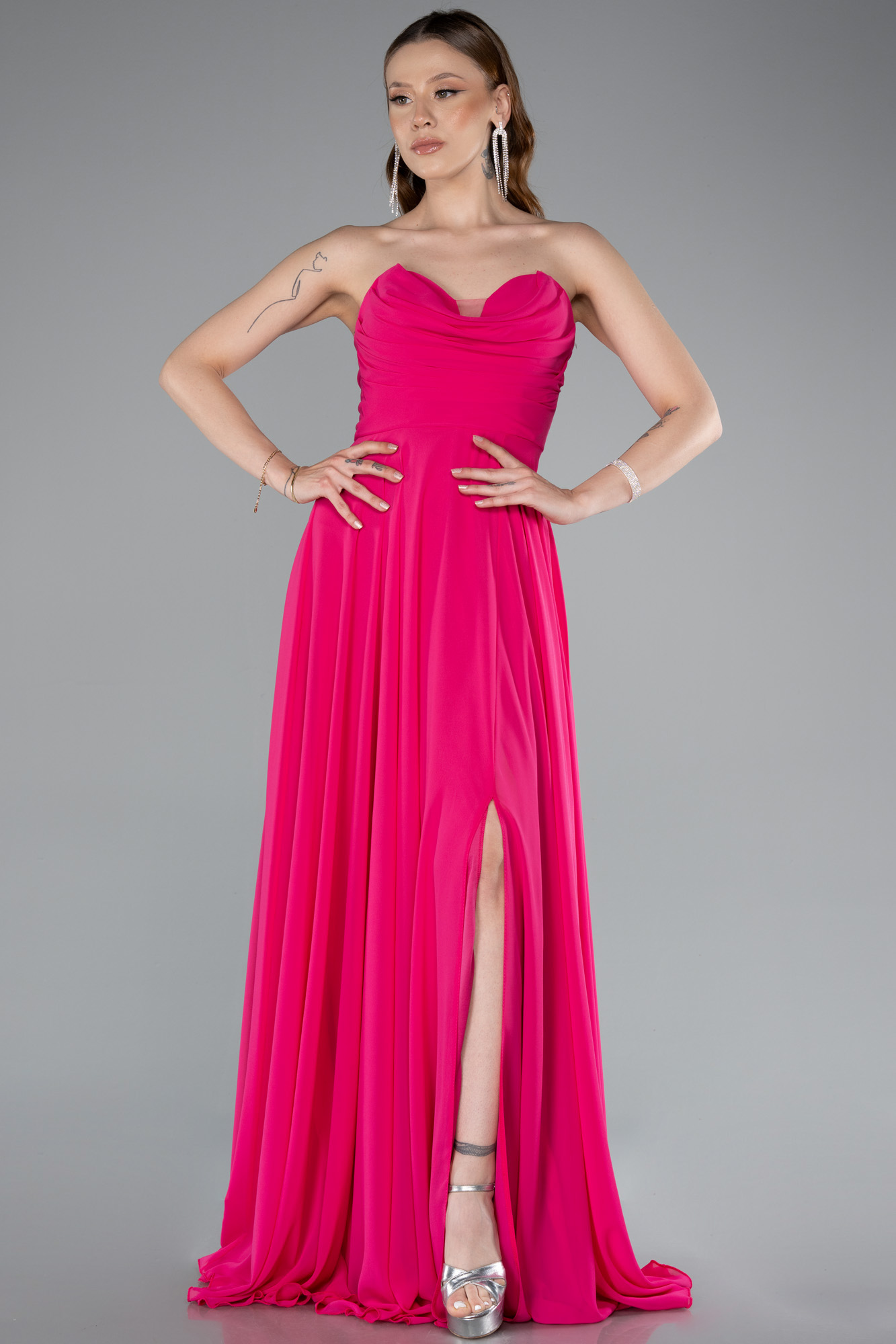 Fuşya Straplez Bacak Dekolteli Uzun Şifon Mezuniyet Elbisesi ABU4966