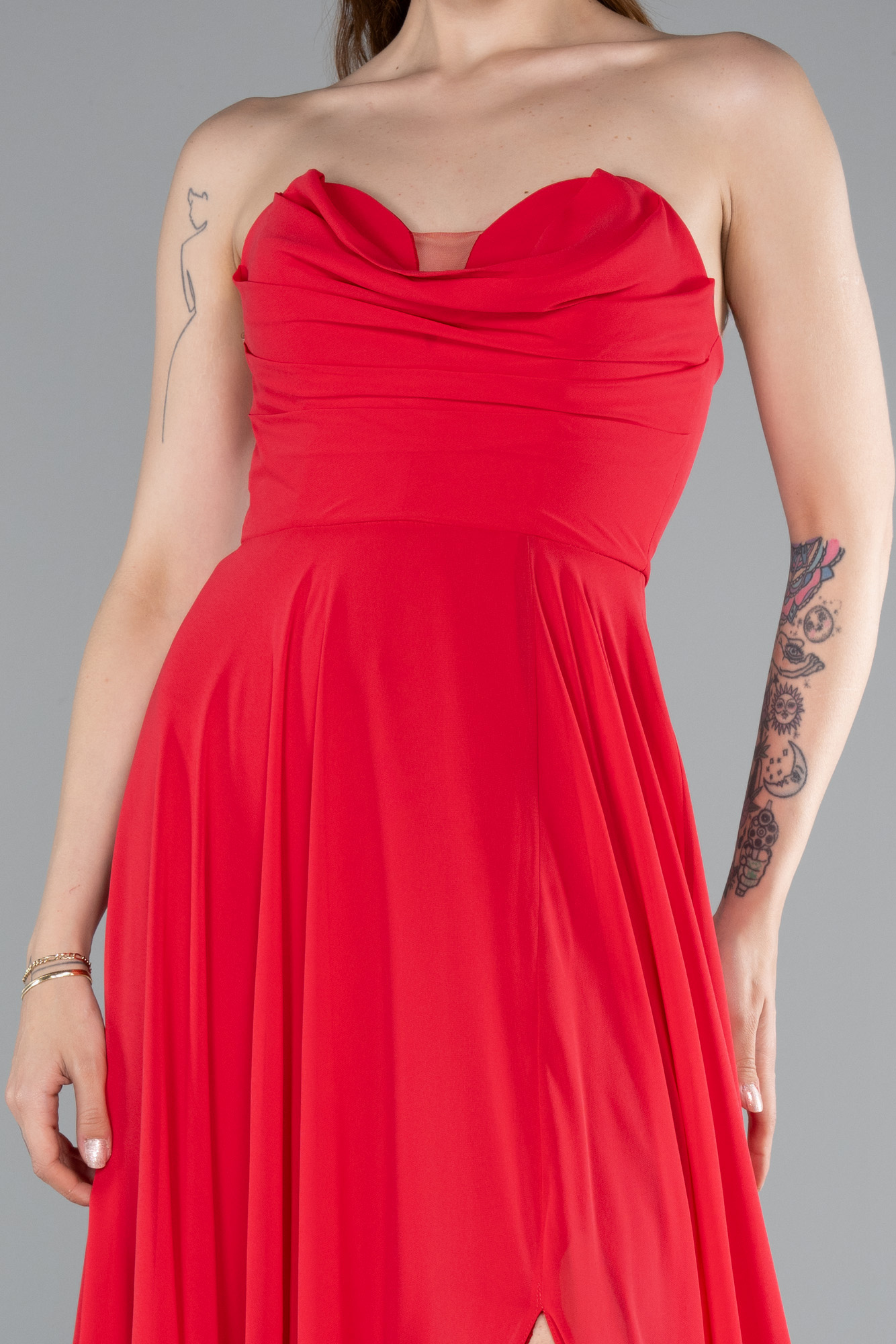 Kırmızı Straplez Bacak Dekolteli Uzun Şifon Mezuniyet Elbisesi ABU4966 - Görsel 3