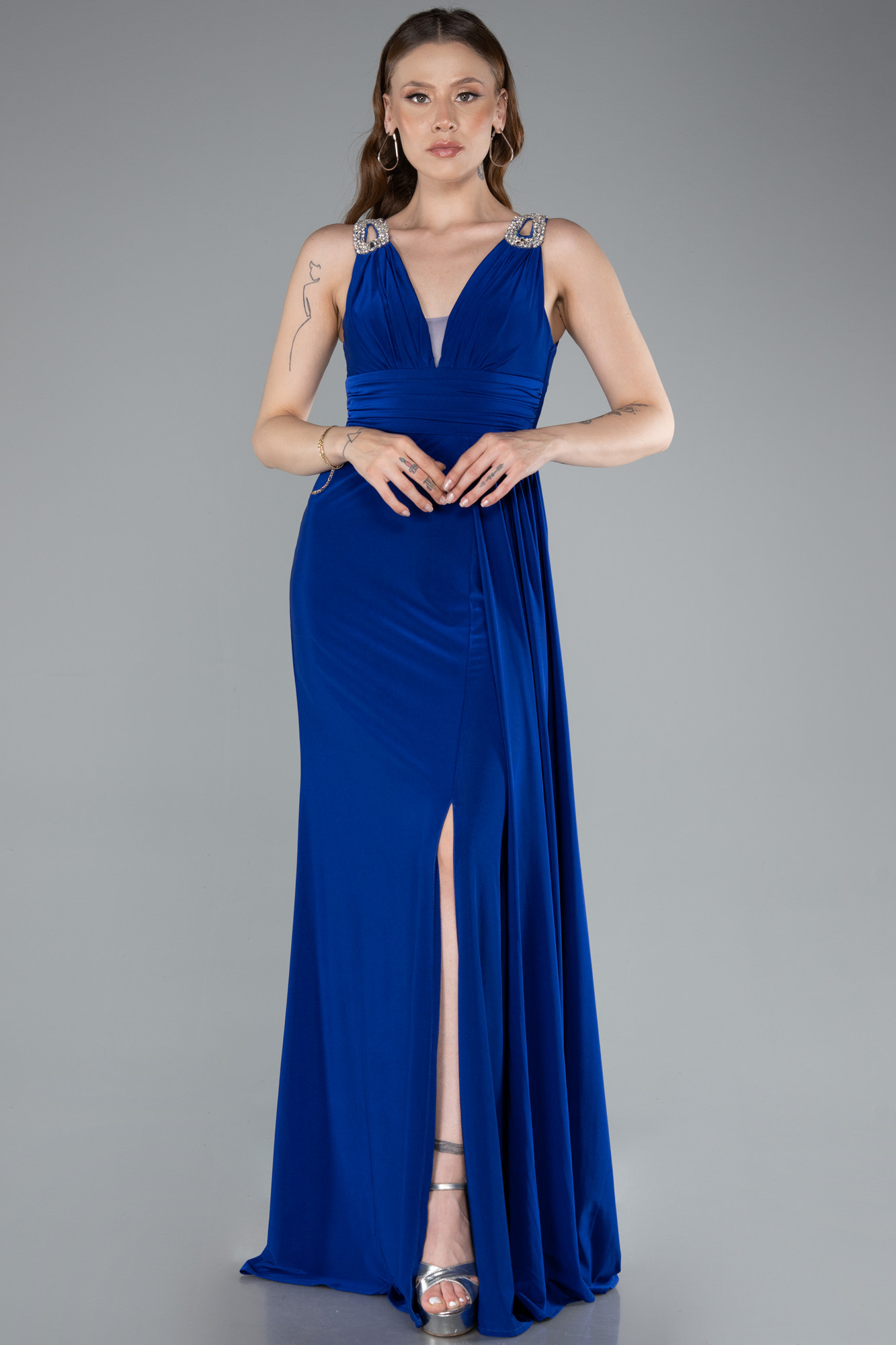Saks Mavi Kolsuz V Yaka Yırtmaçlı Uzun Abiye Elbise ABU4967