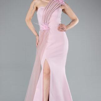 Pudra Tek Omuz Çiçek Aksesuarlı Yırtmaçlı Uzun Abiye ABU4969