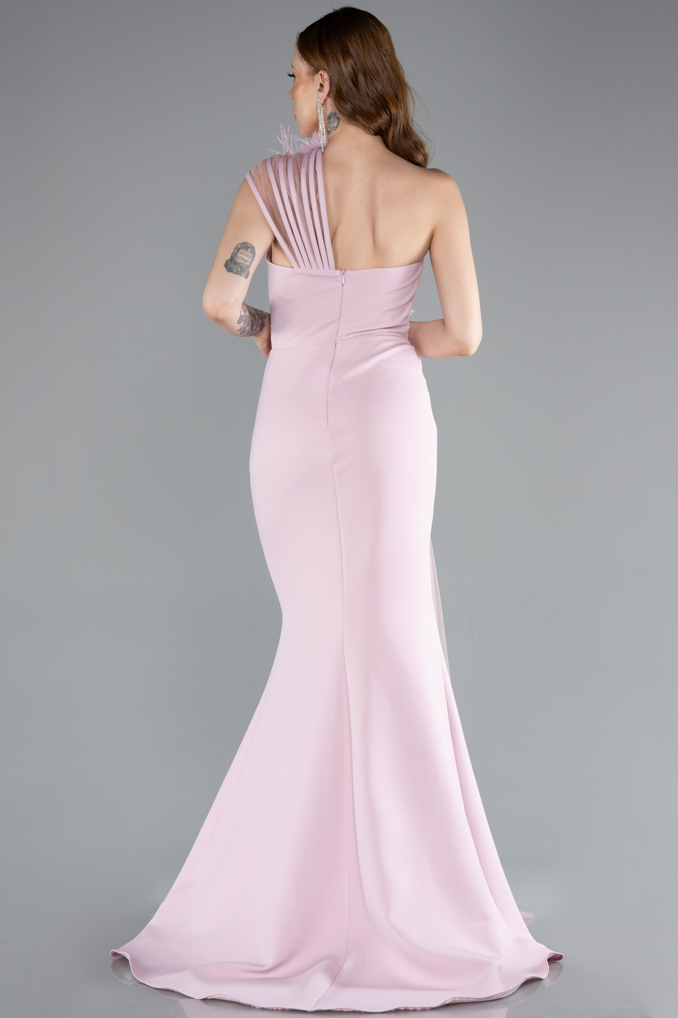 Pudra Tek Omuz Çiçek Aksesuarlı Yırtmaçlı Uzun Abiye ABU4969 - Görsel 2