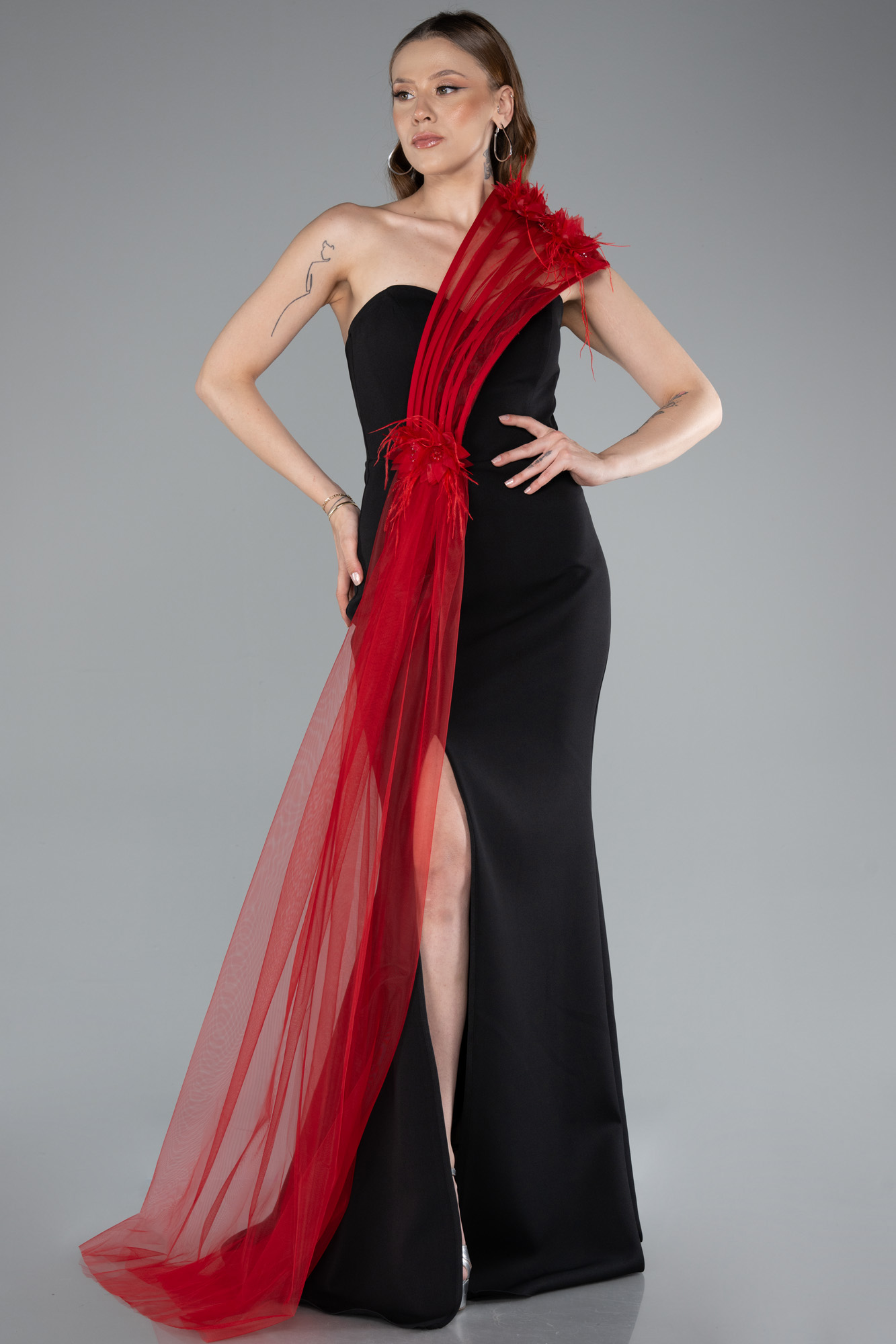 Siyah-Kırmızı Tek Omuz Çiçek Aksesuarlı Yırtmaçlı Uzun Abiye ABU4969